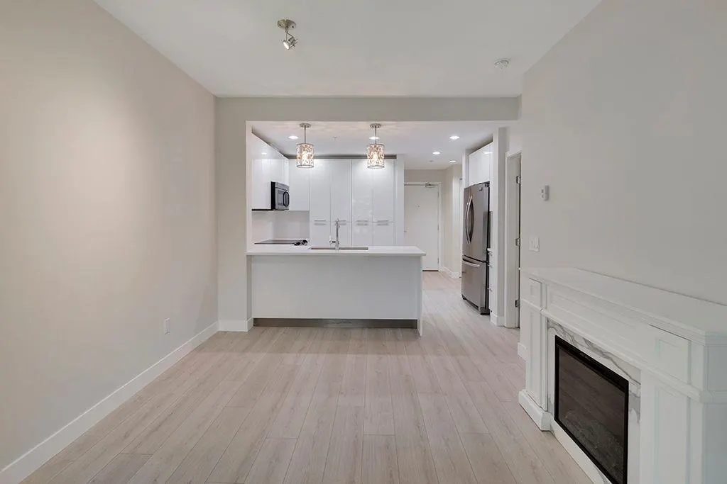 404 733 W 3rd Street