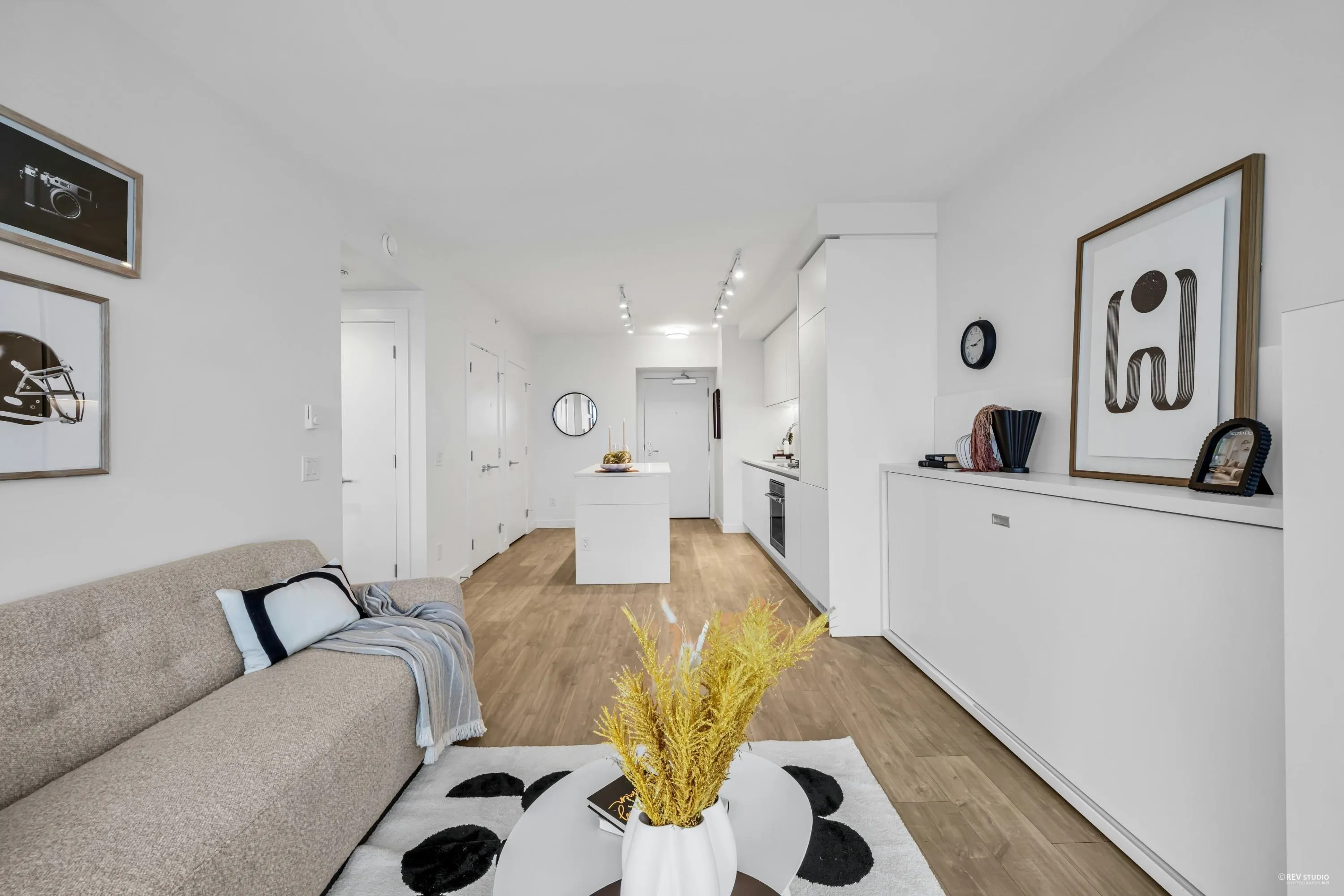 1606 525 Foster Avenue