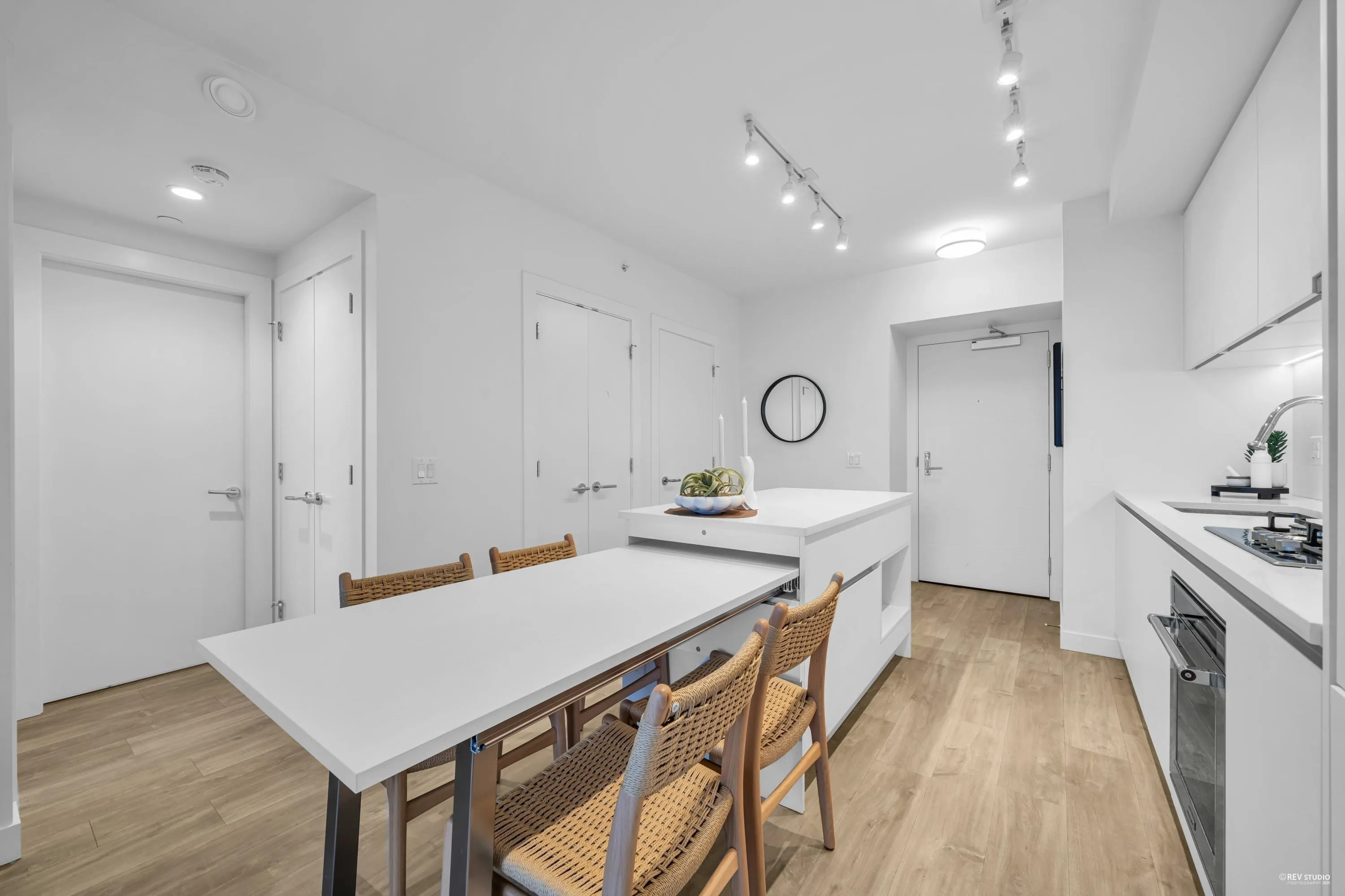 1606 525 Foster Avenue