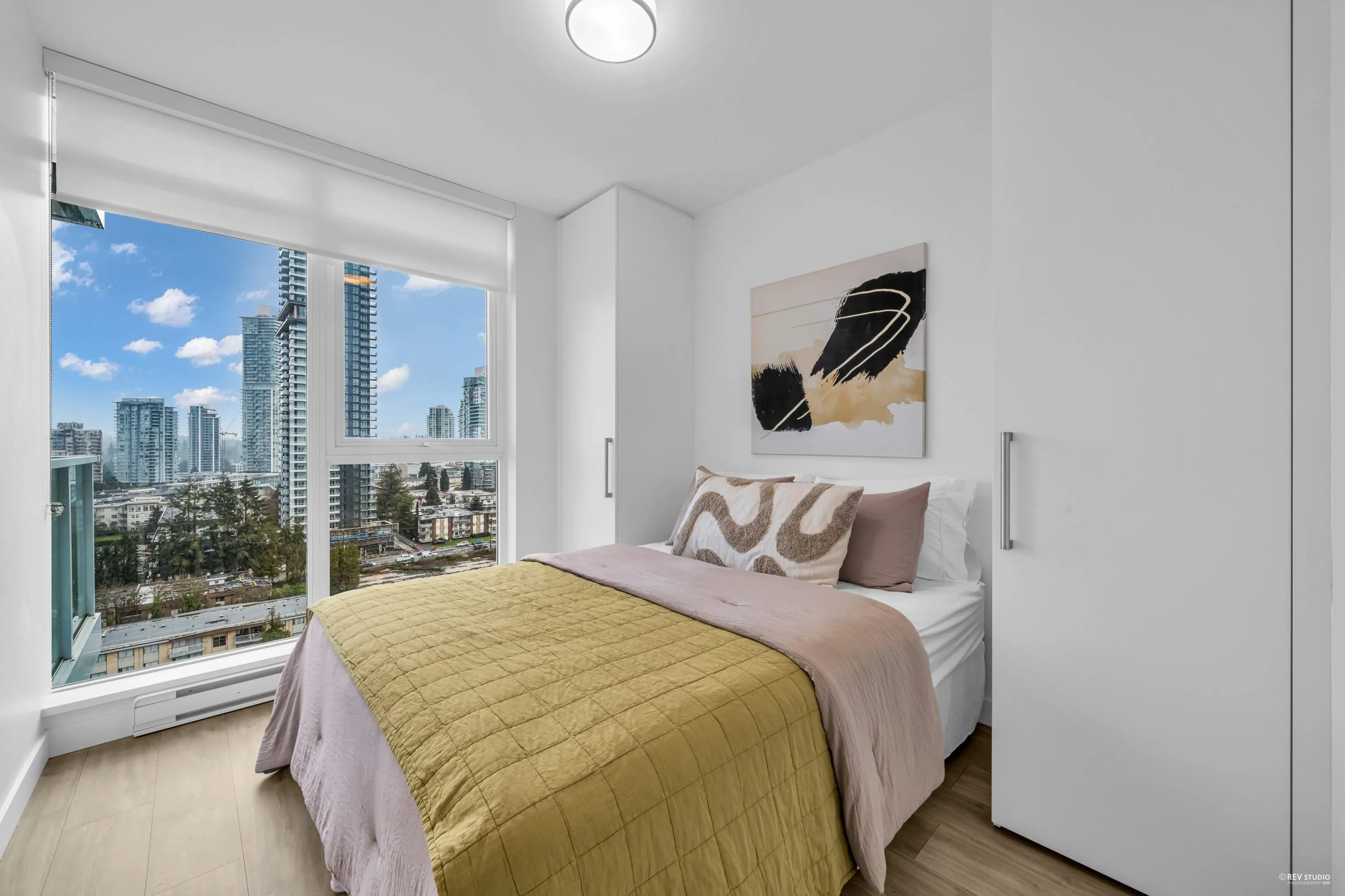 1606 525 Foster Avenue