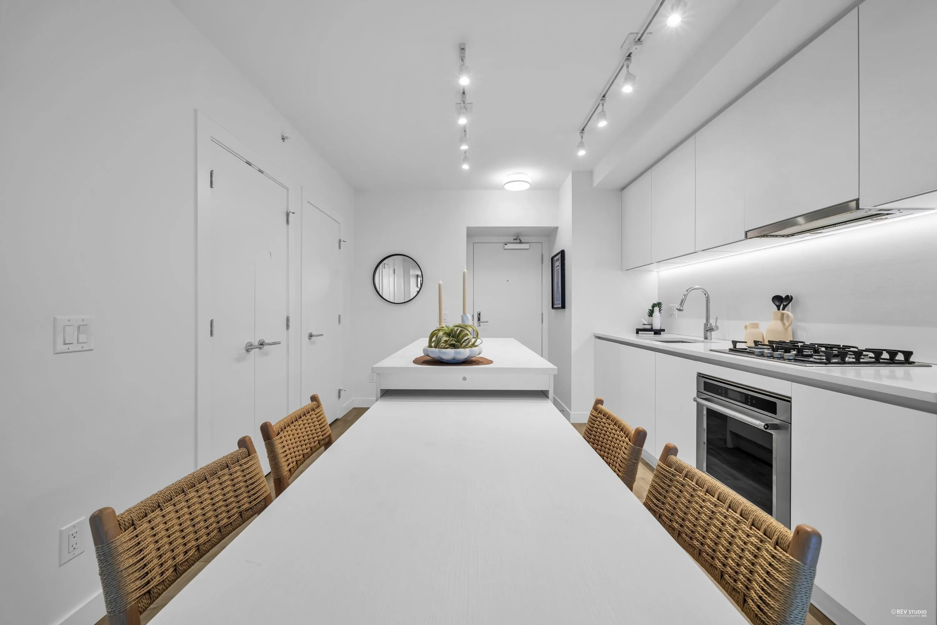 1606 525 Foster Avenue