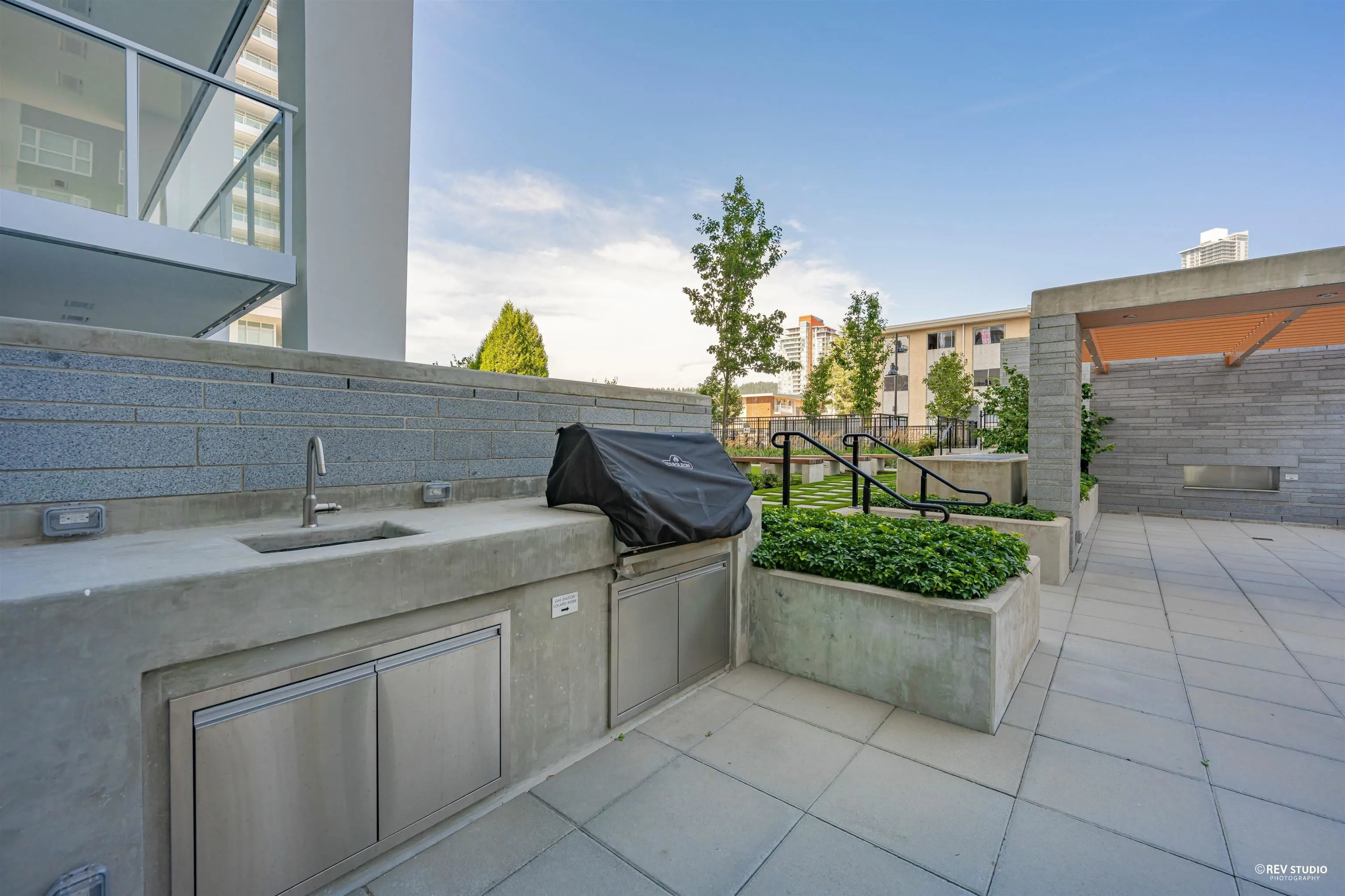 1606 525 Foster Avenue