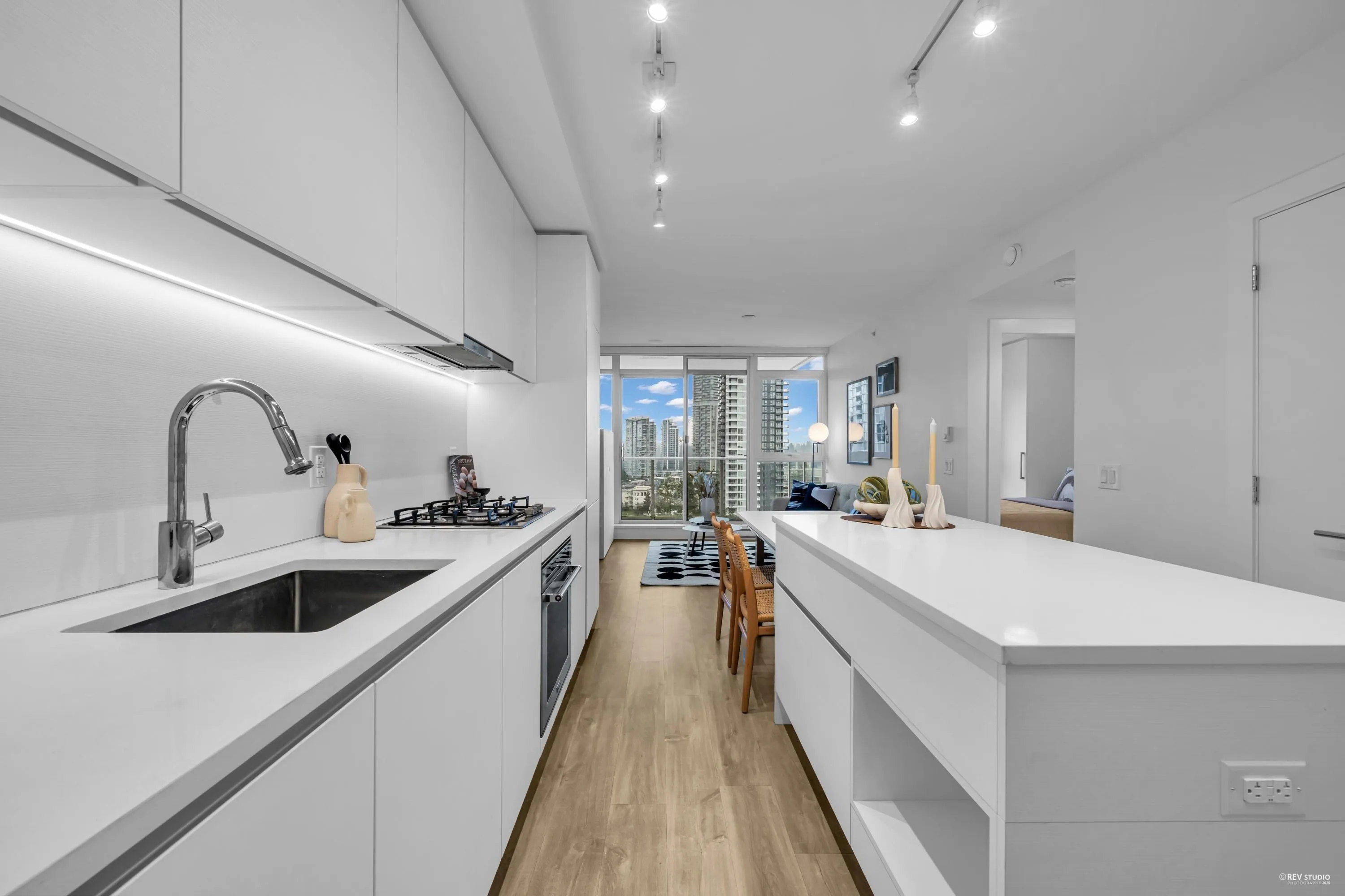 1606 525 Foster Avenue