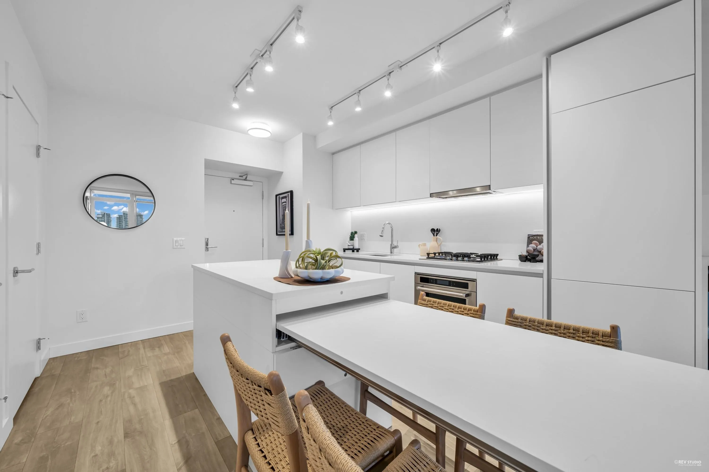 1606 525 Foster Avenue