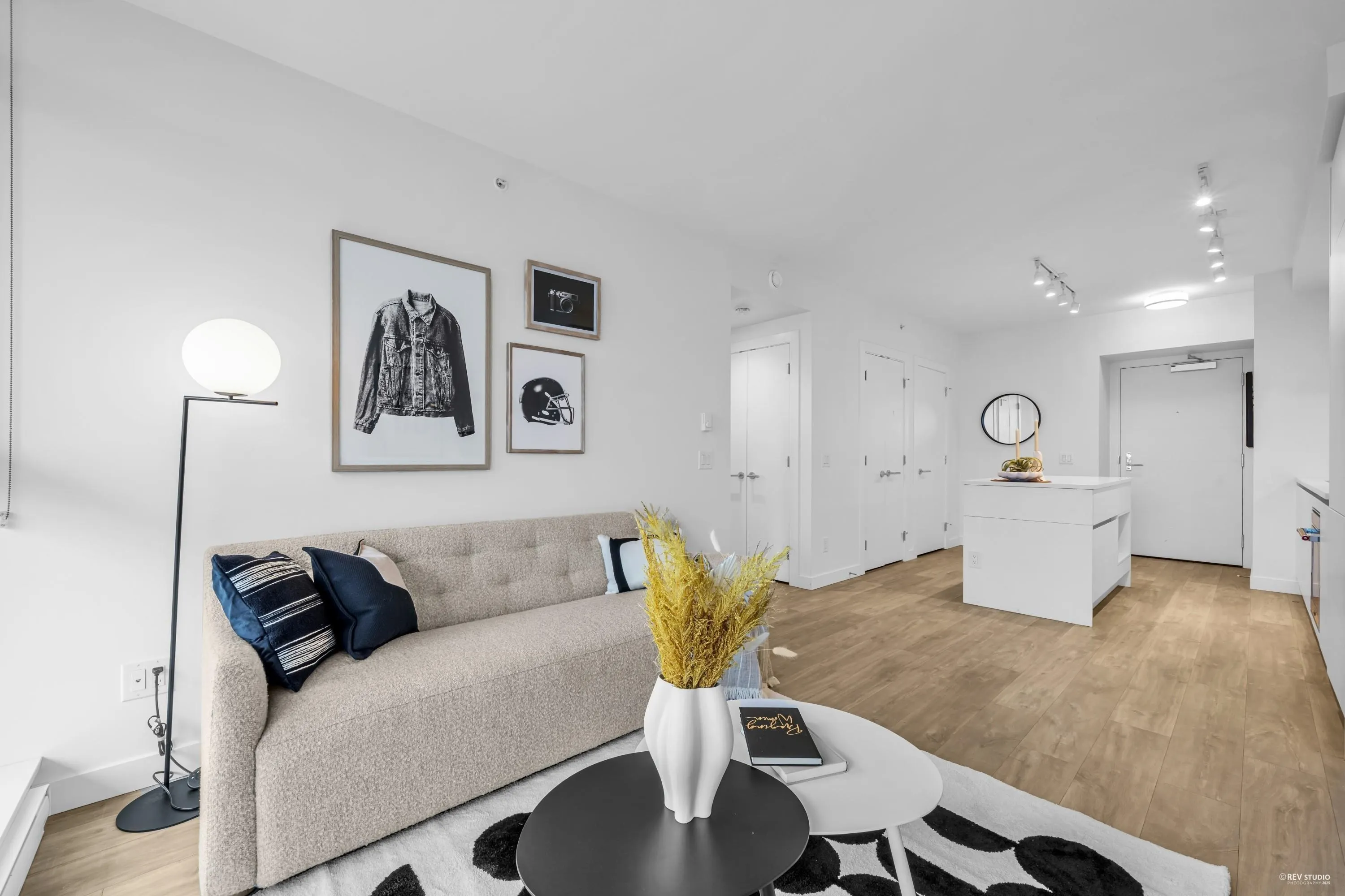 1606 525 Foster Avenue