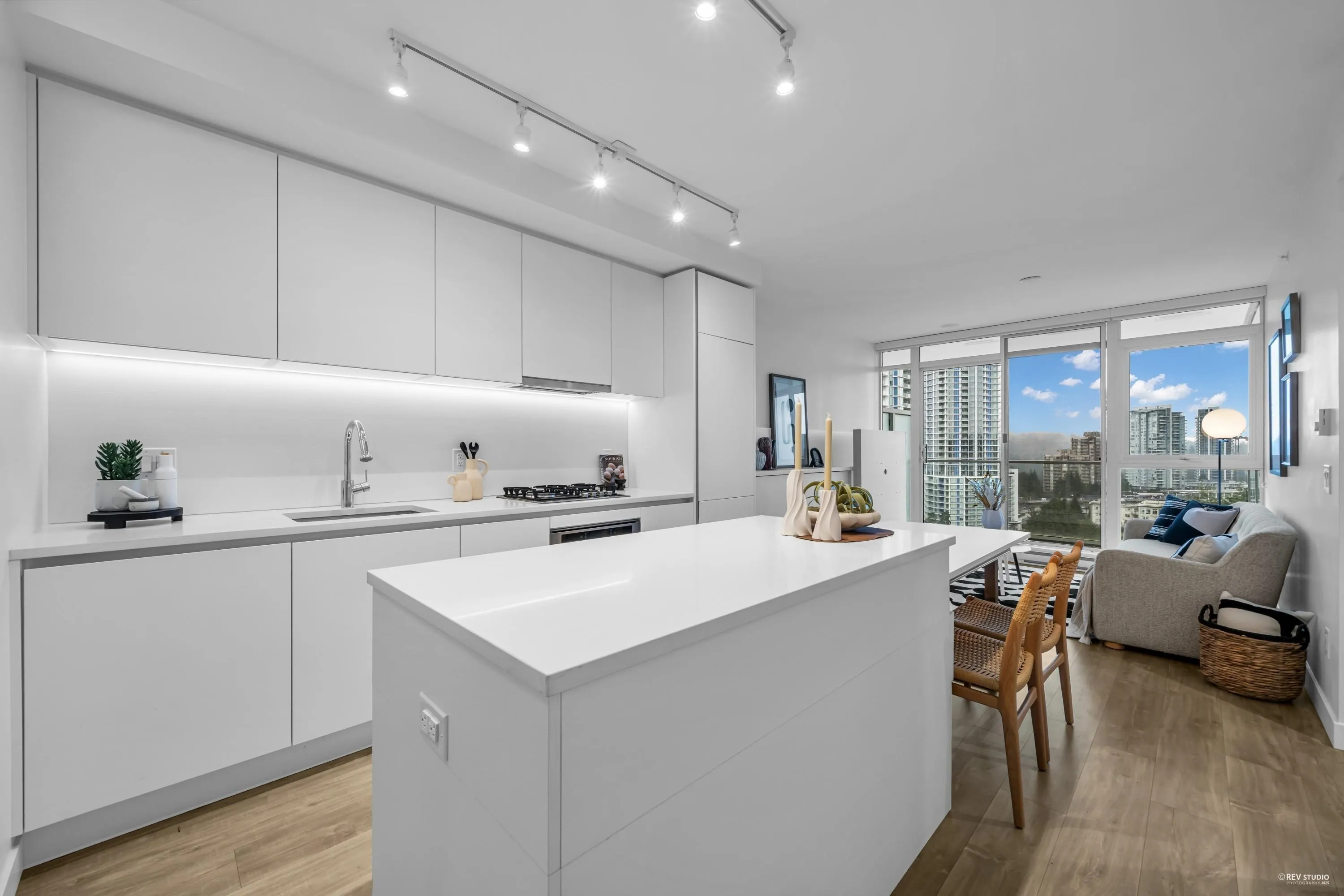 1606 525 Foster Avenue