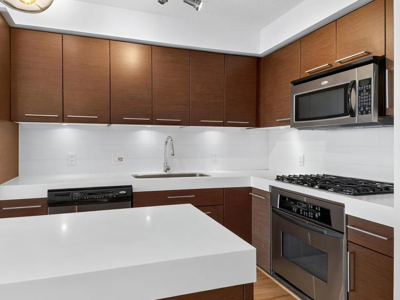 1007 2770 Sophia Street