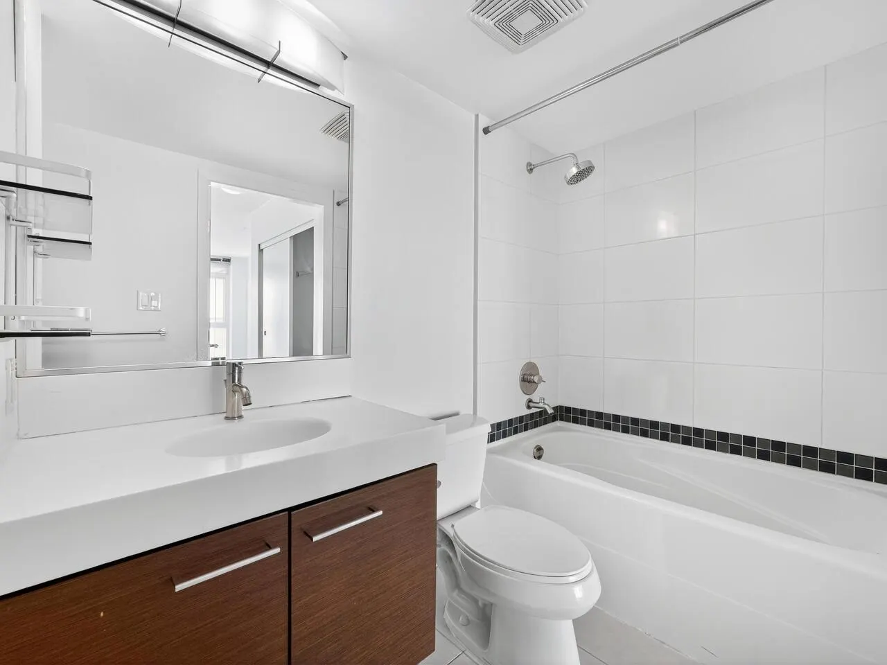 1007 2770 Sophia Street