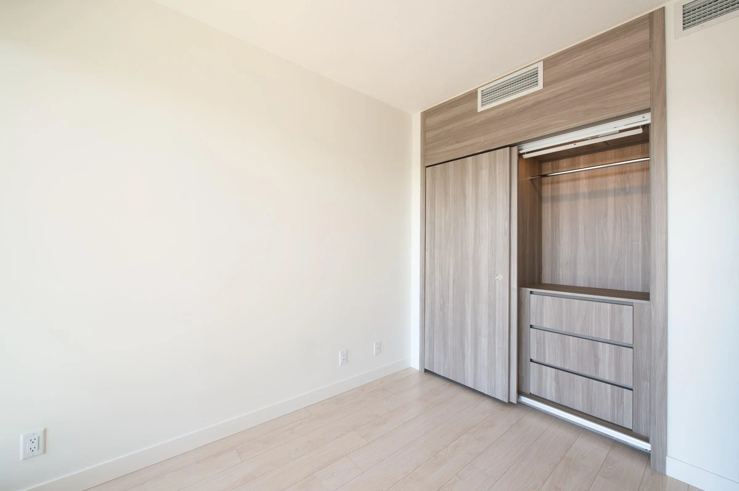 908 4880 Lougheed Highway