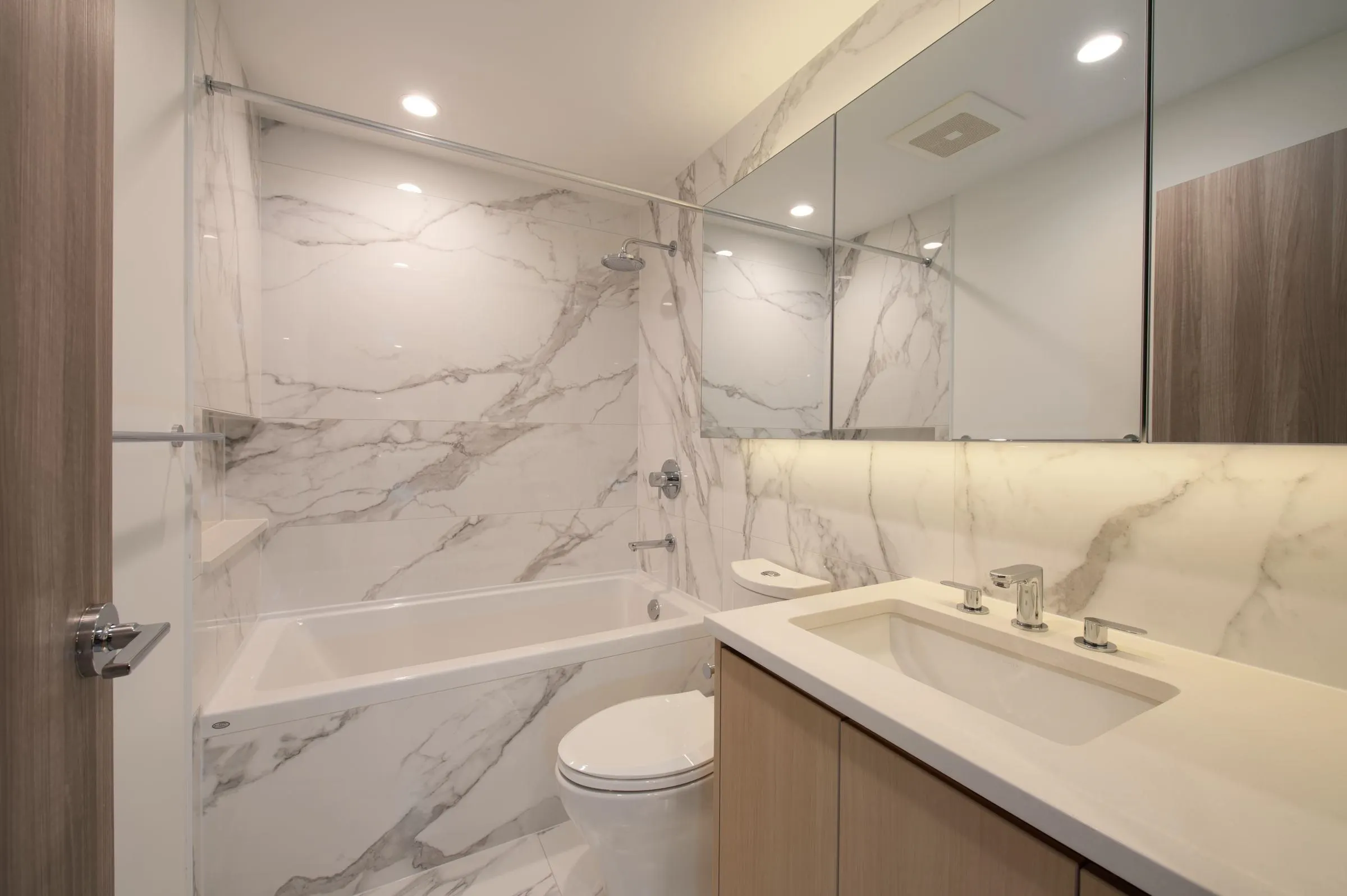 908 4880 Lougheed Highway