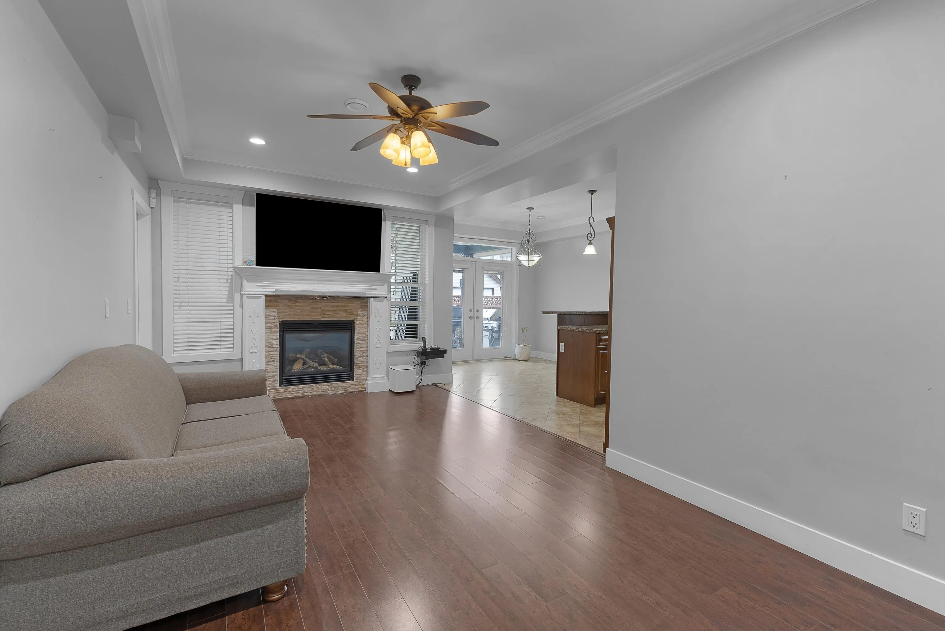 27708 Lantern Avenue