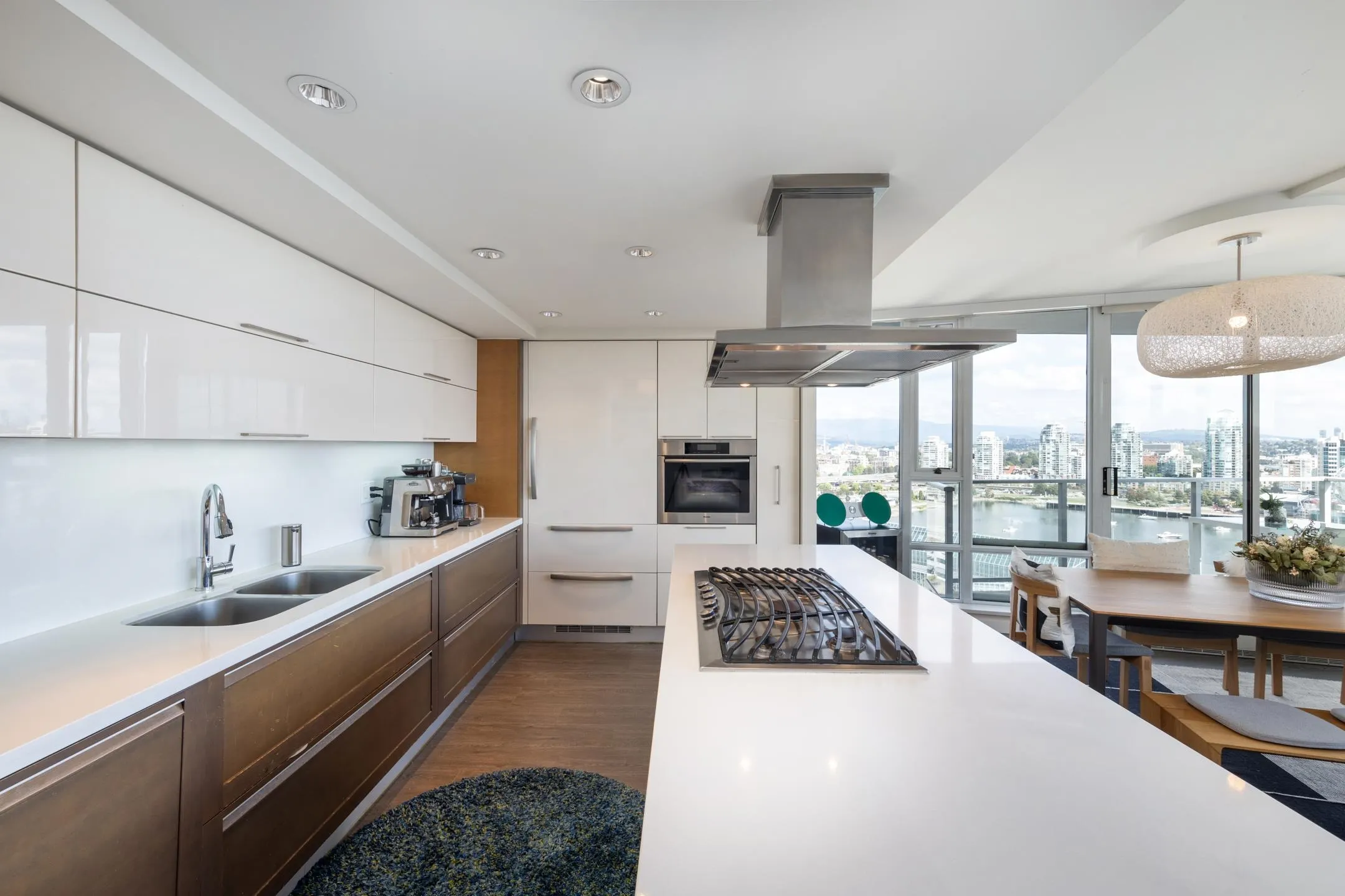 2501 8 Smithe Mews