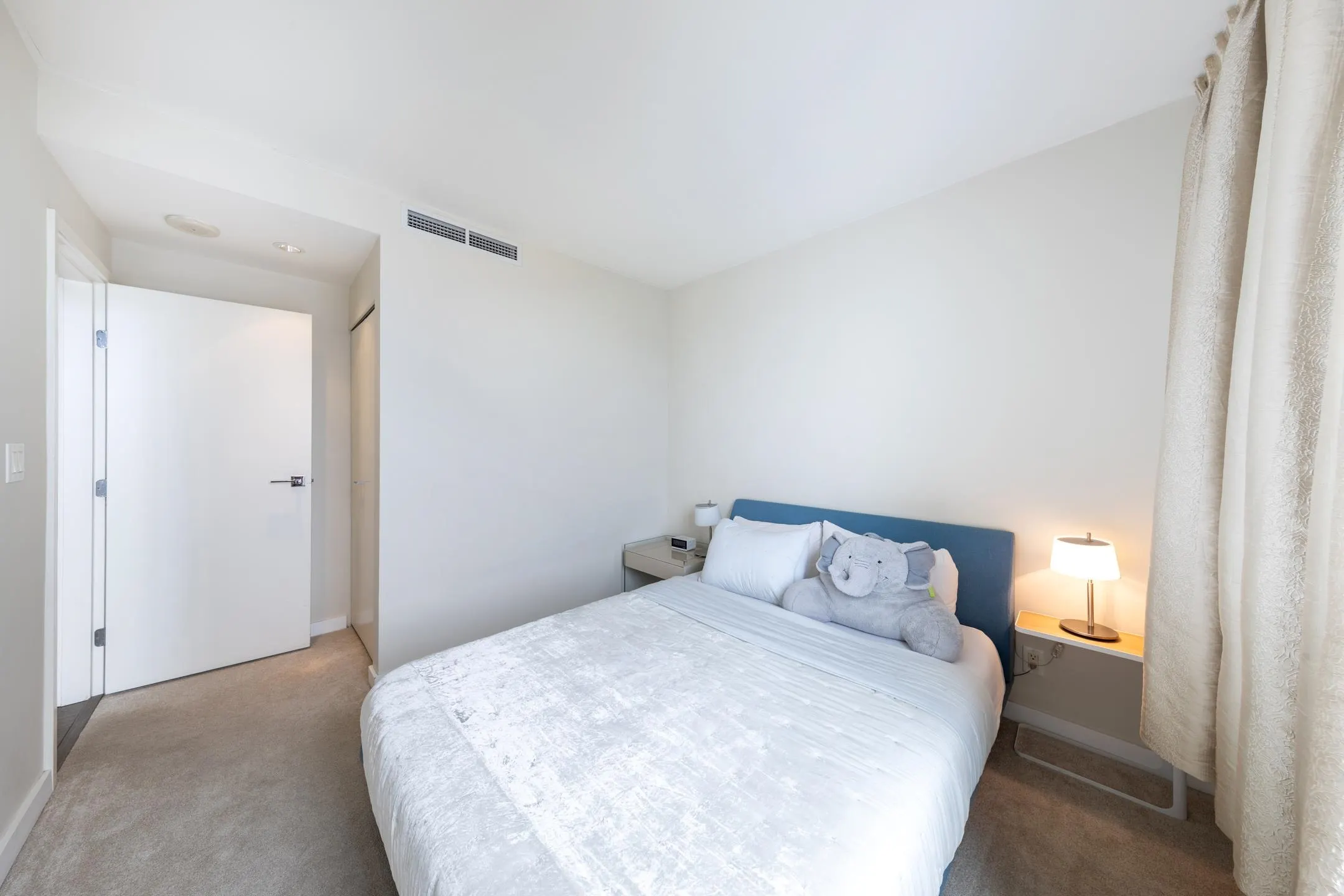 2501 8 Smithe Mews