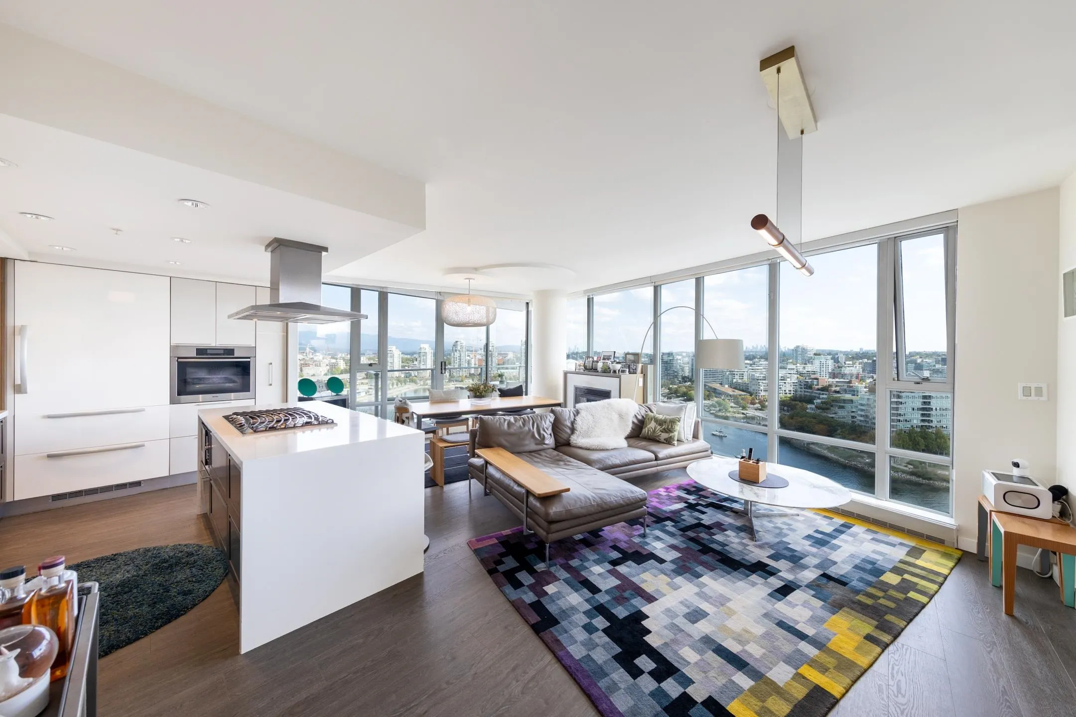 2501 8 Smithe Mews