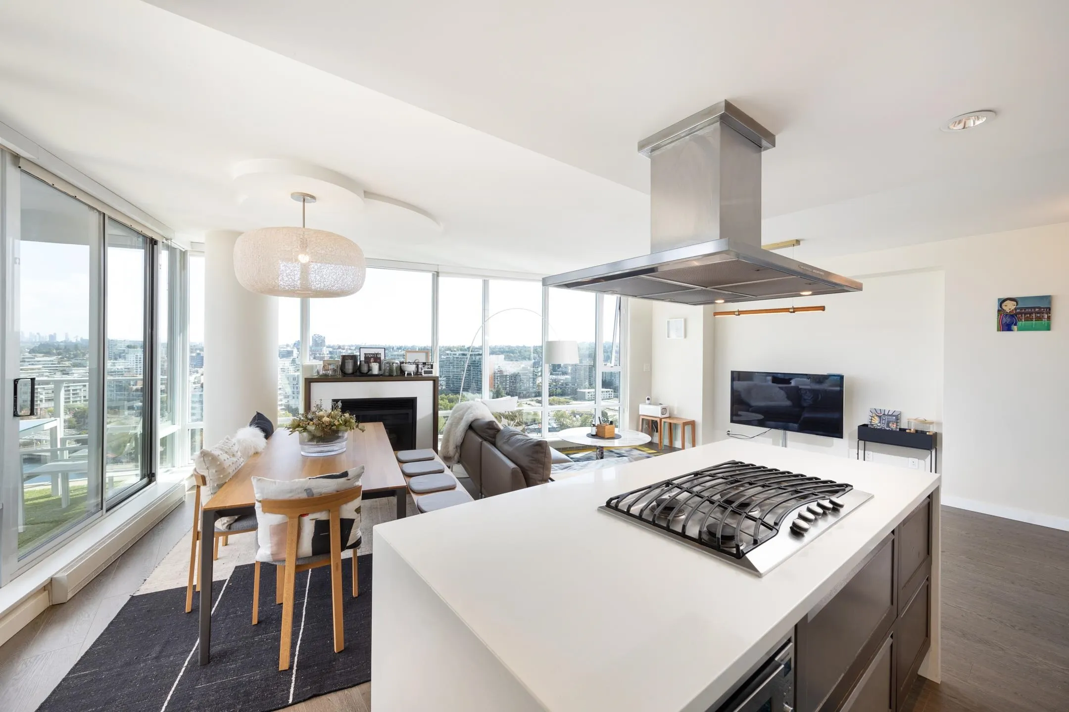 2501 8 Smithe Mews
