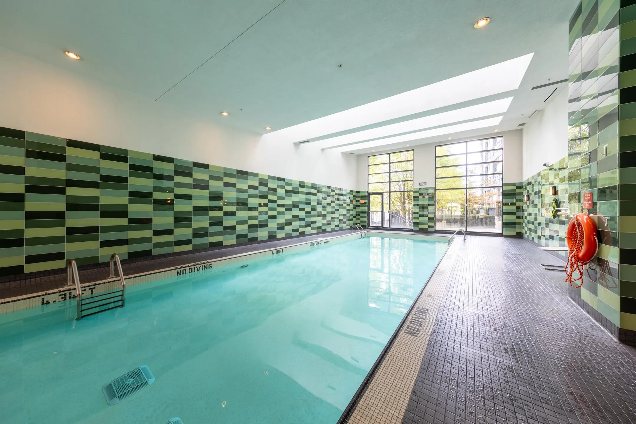 2501 8 Smithe Mews