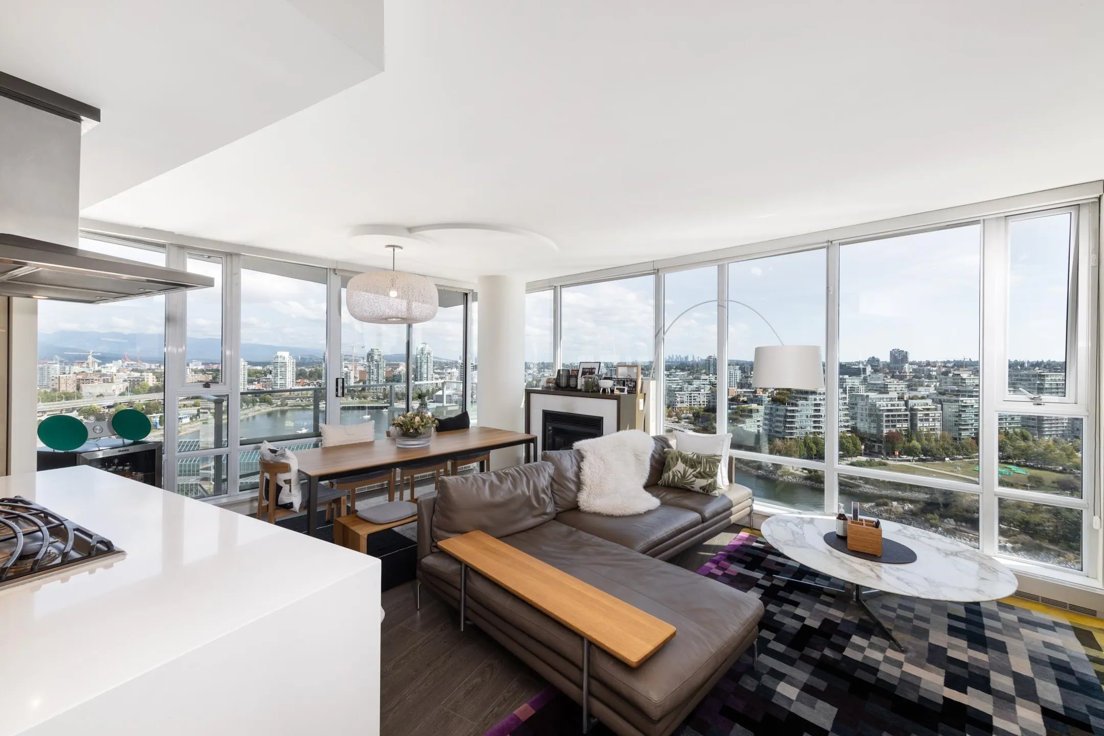 2501 8 Smithe Mews