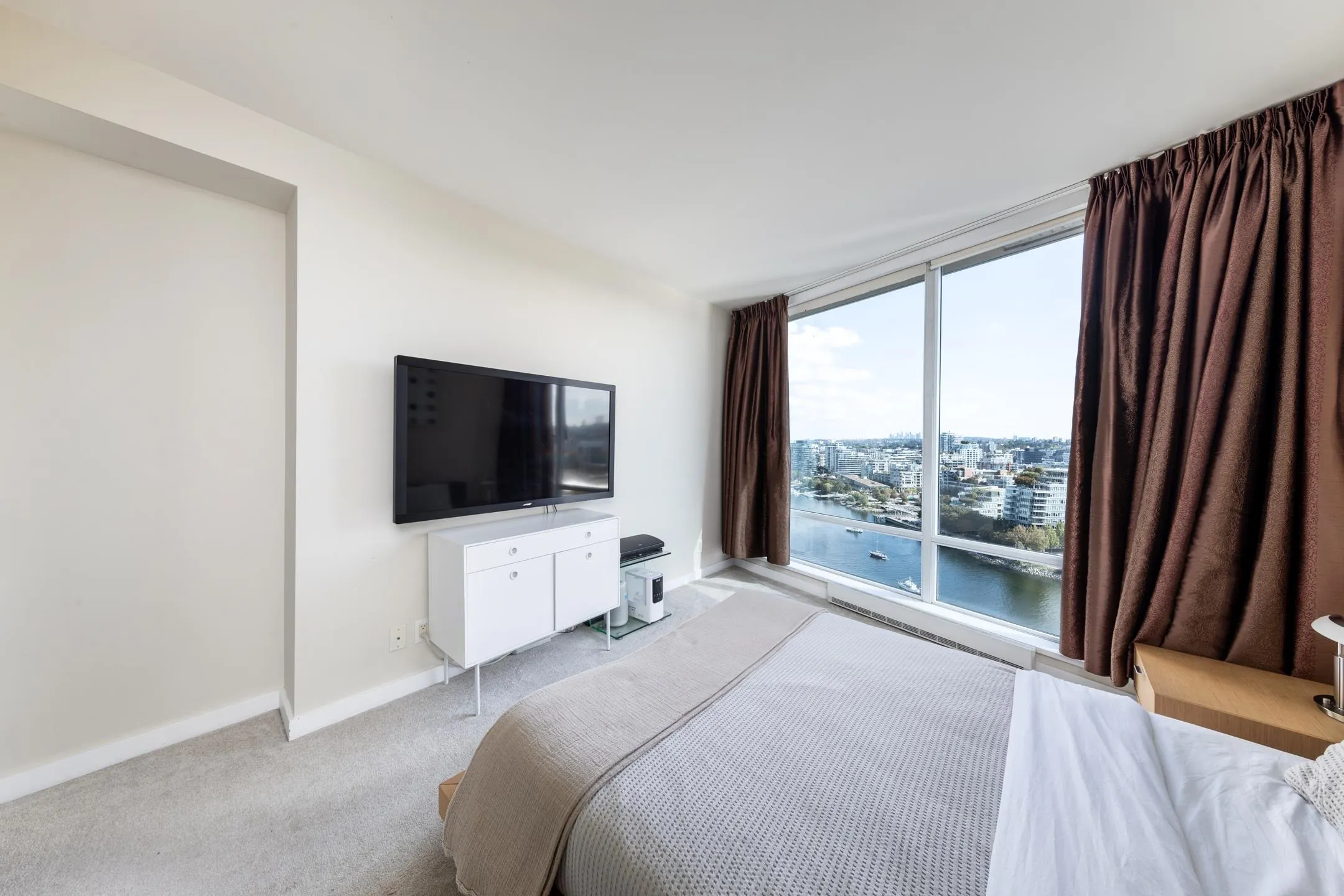 2501 8 Smithe Mews