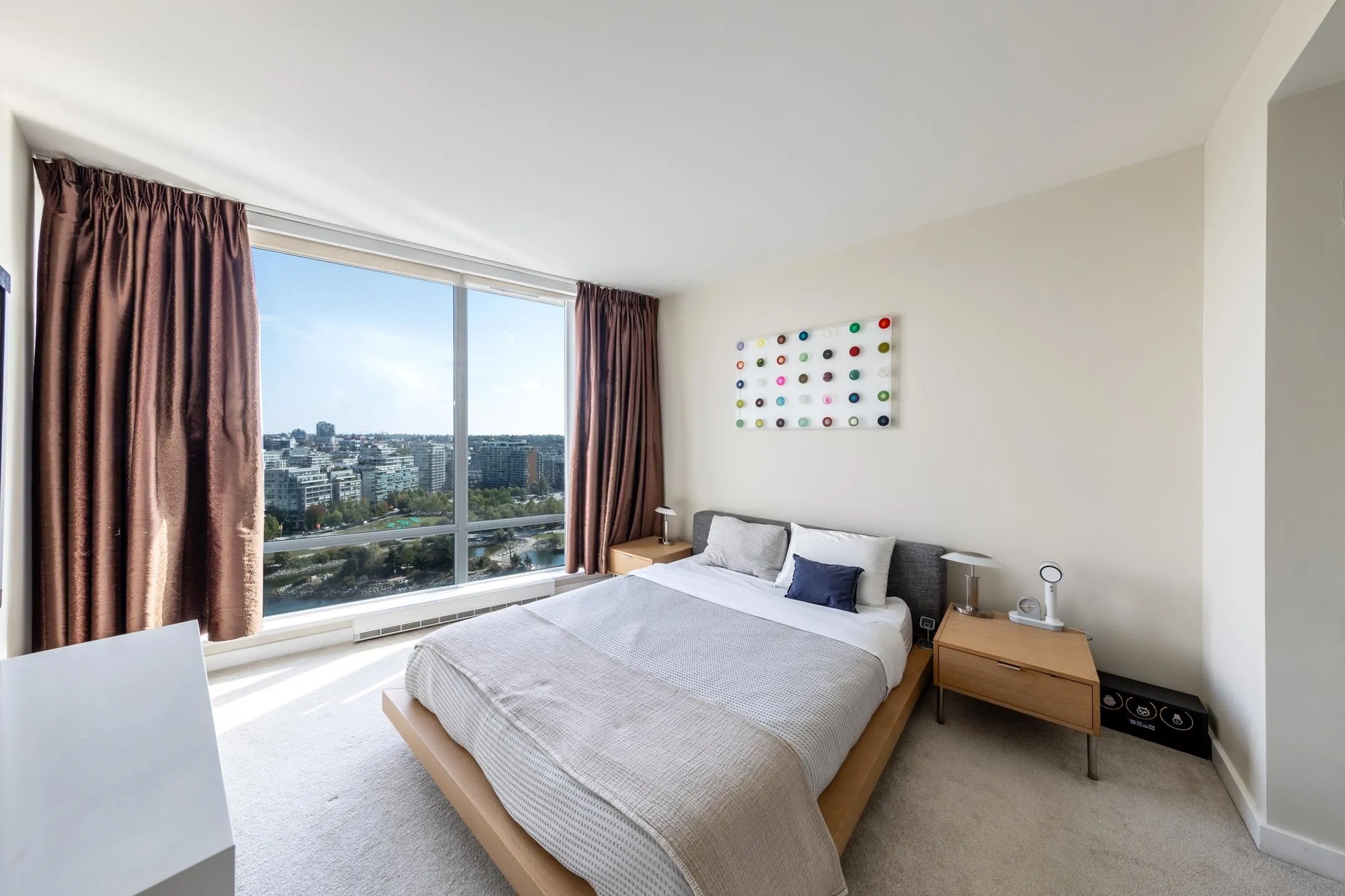 2501 8 Smithe Mews