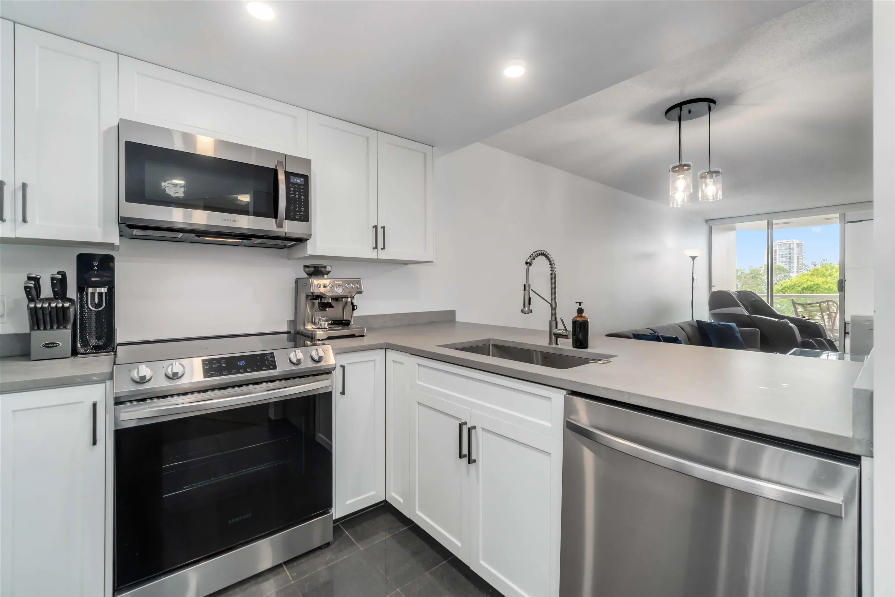 405 1045 Quayside Drive