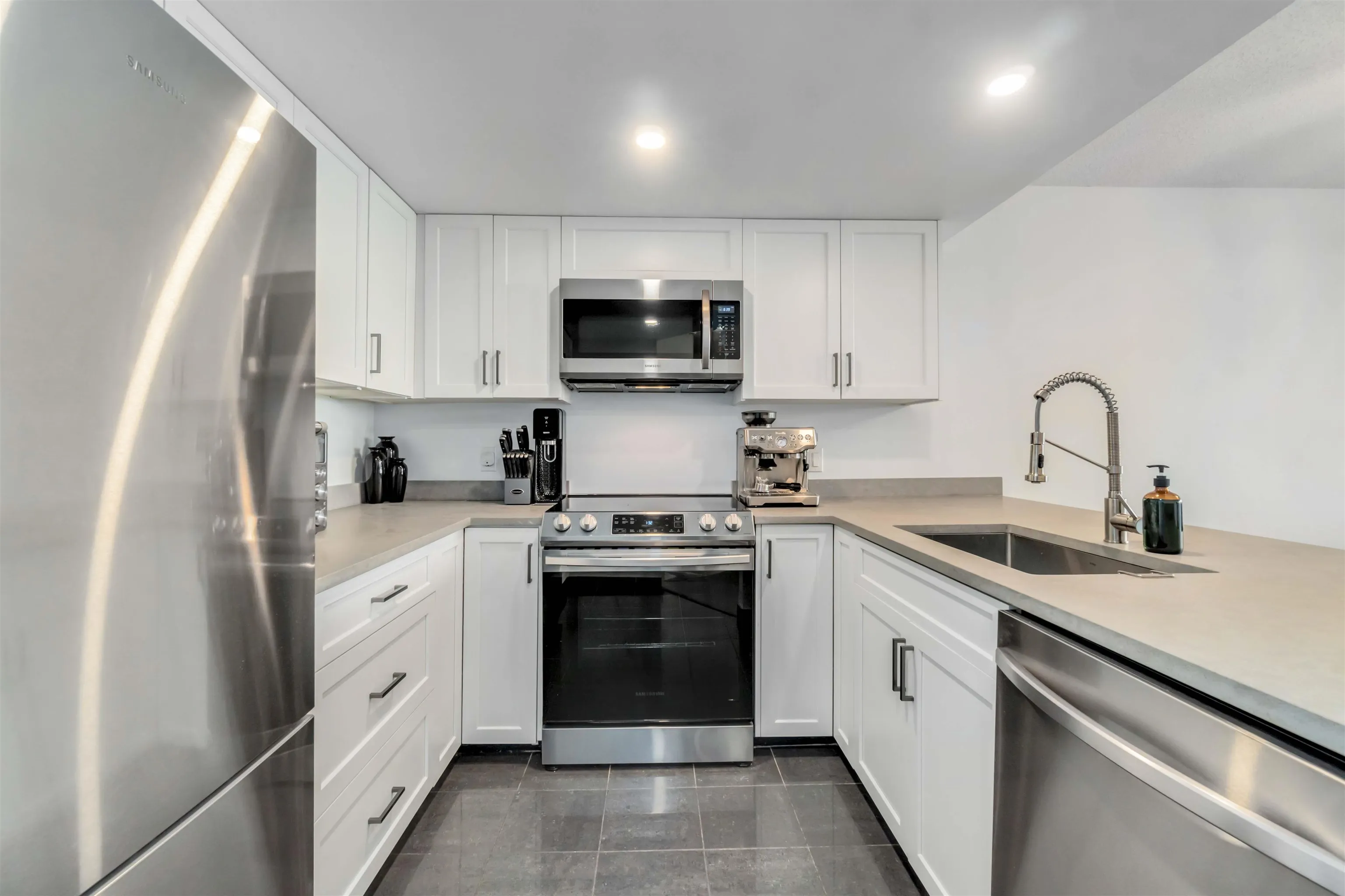 405 1045 Quayside Drive