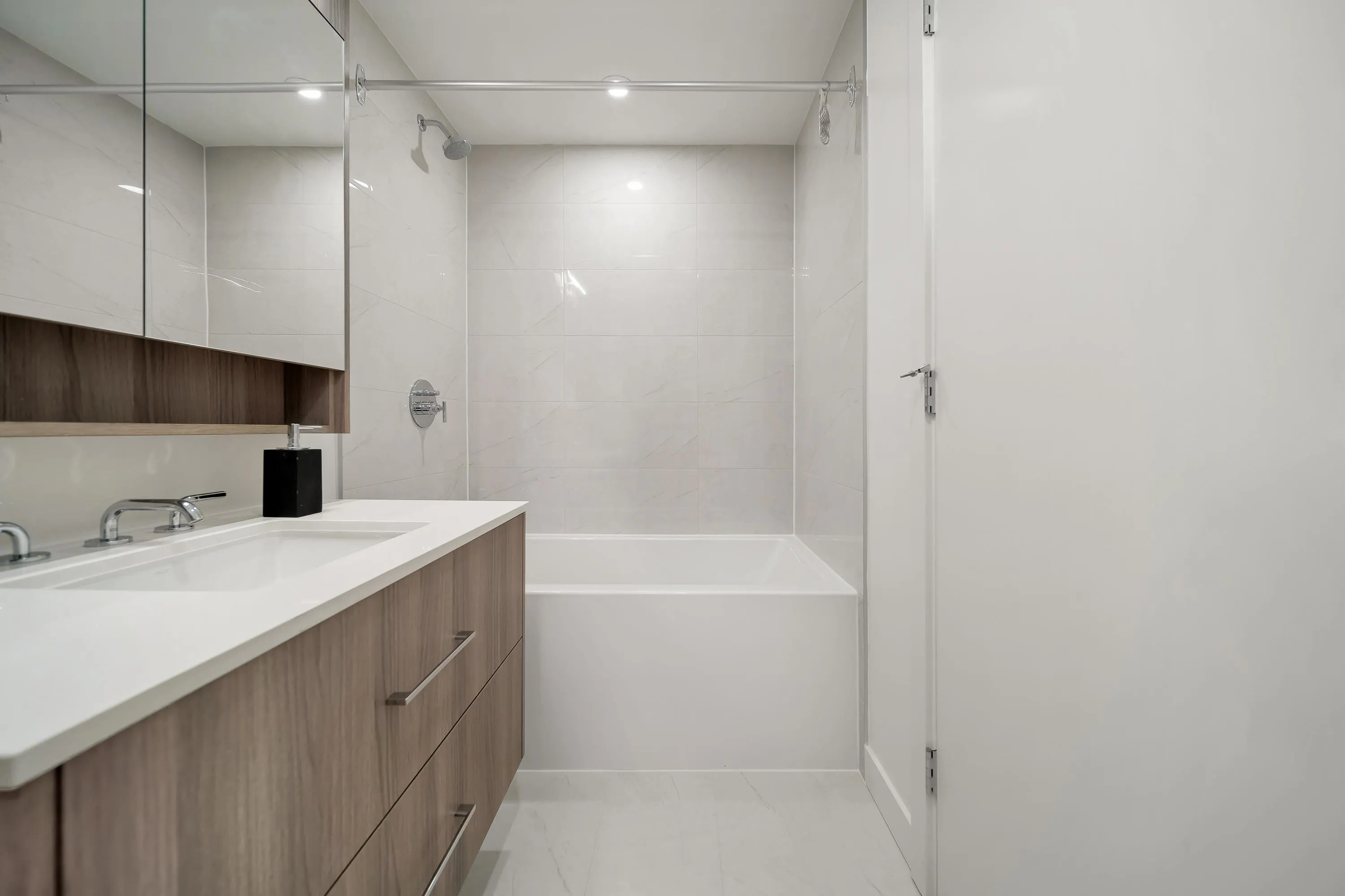 1808 9675 King George Boulevard