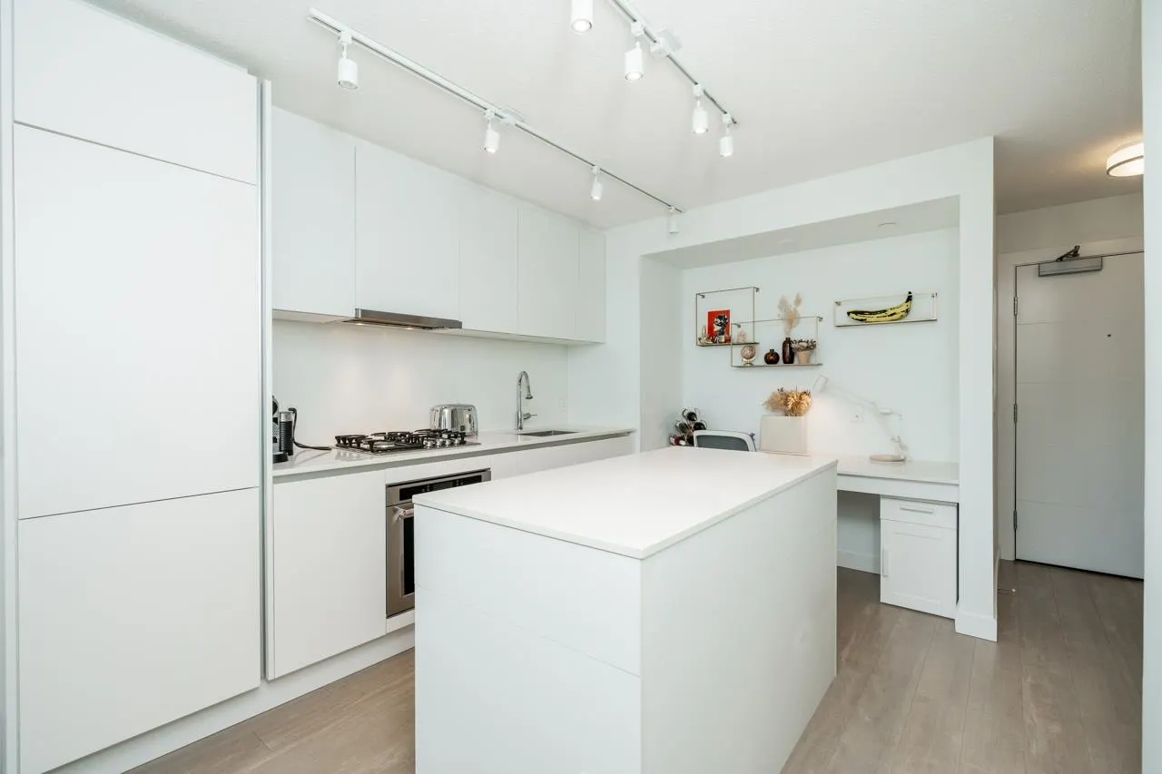 2810 908 Quayside Drive
