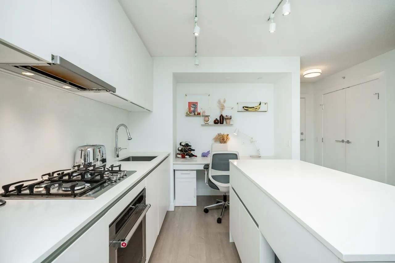 2810 908 Quayside Drive