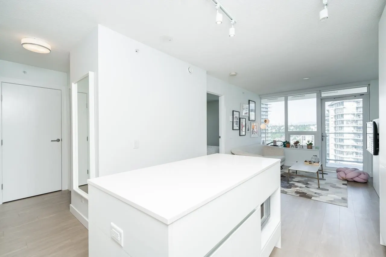 2810 908 Quayside Drive