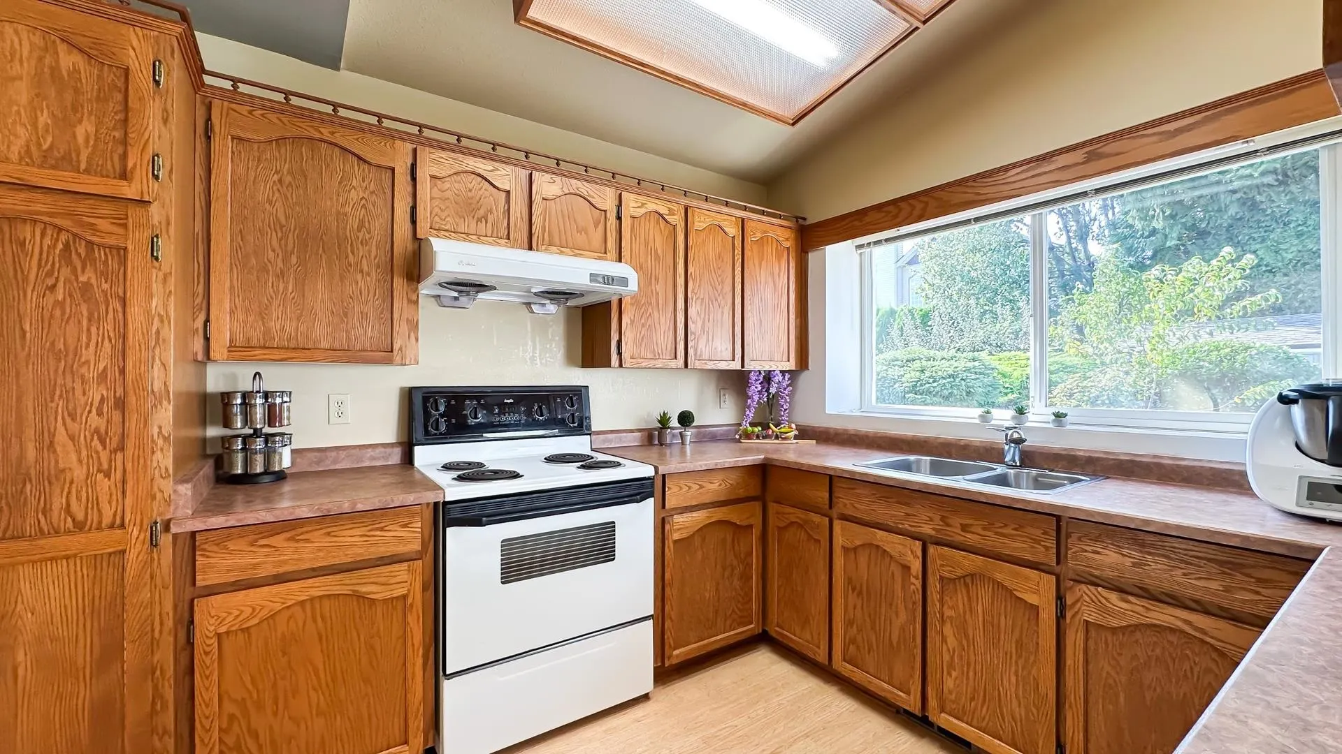 2739 Goldstream Crescent