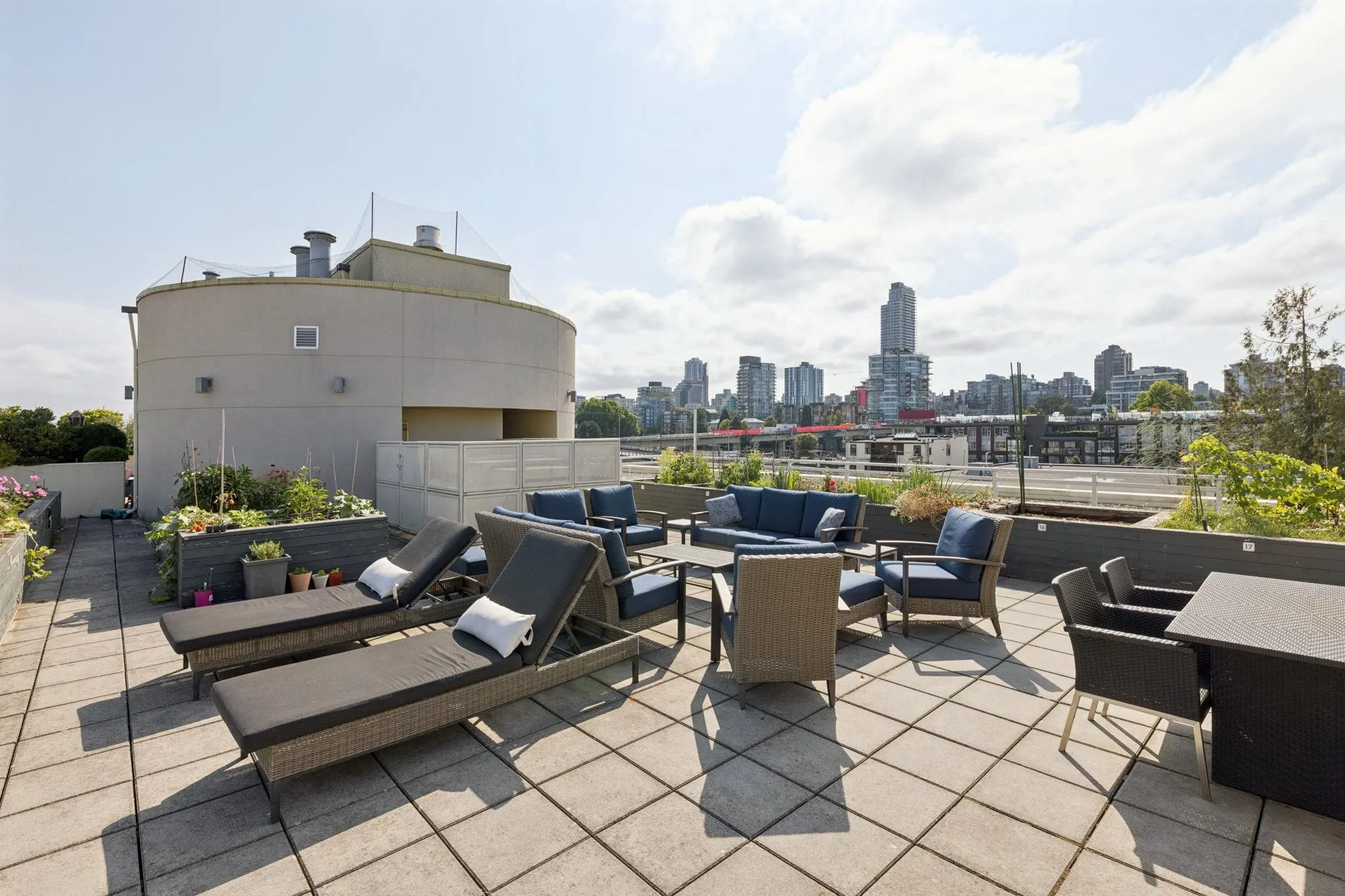 416 1635 West 3rd Avenue