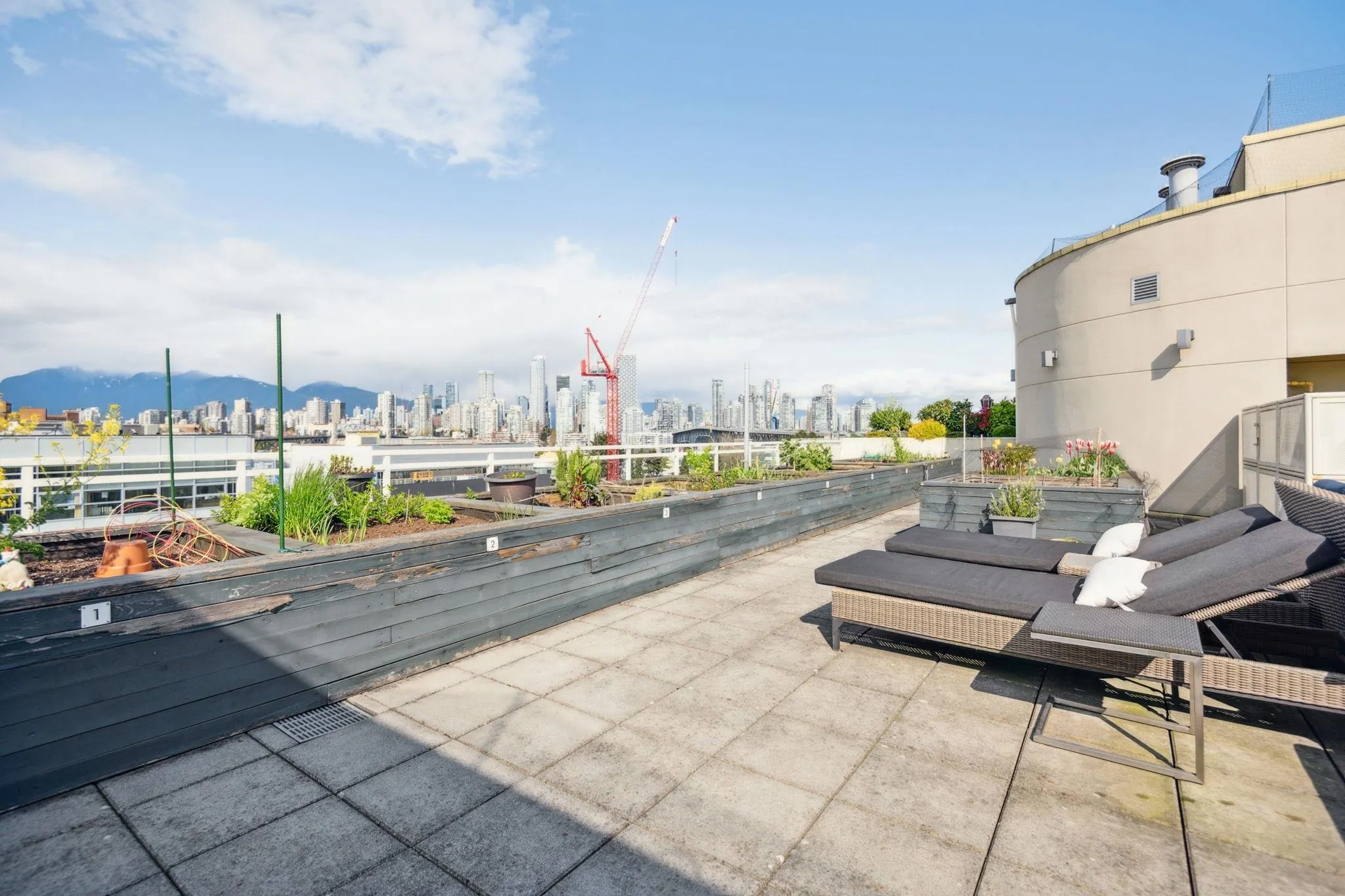 416 1635 West 3rd Avenue