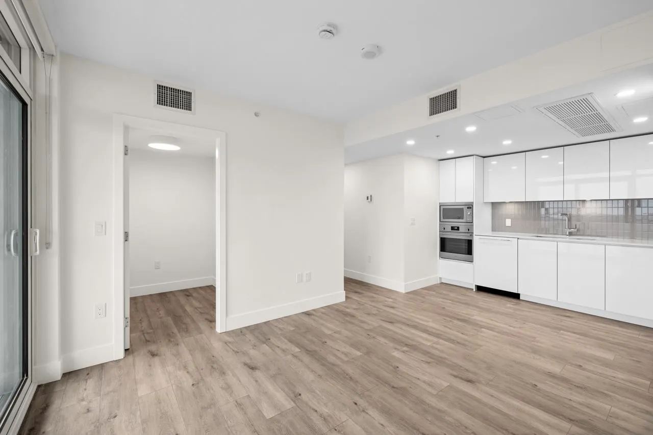1901 10428 Whalley Boulevard