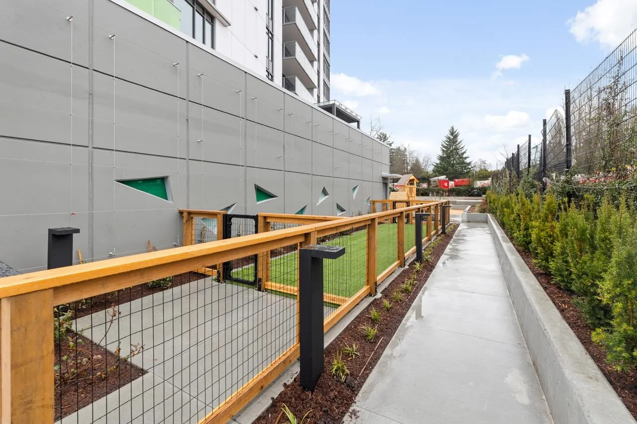 1901 10428 Whalley Boulevard