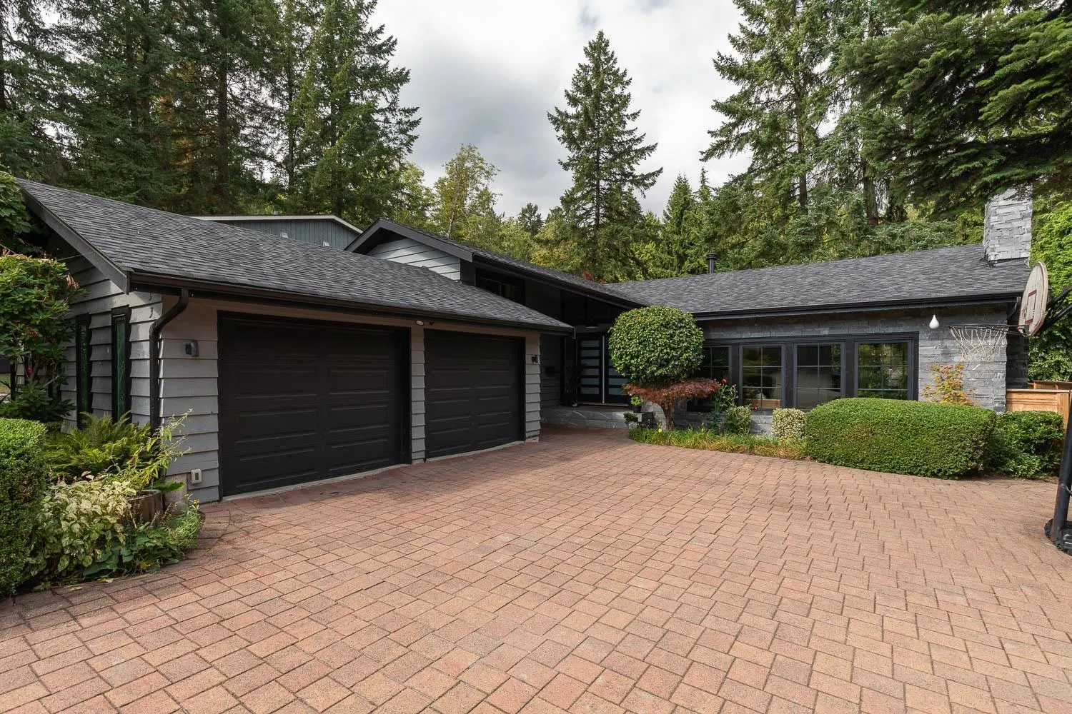 3348 Tennyson Crescent
