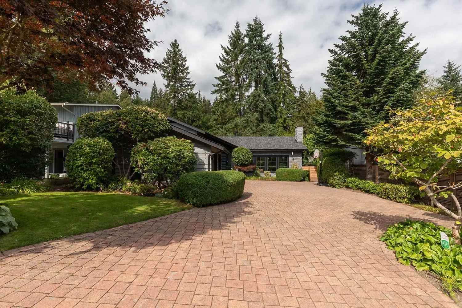 3348 Tennyson Crescent