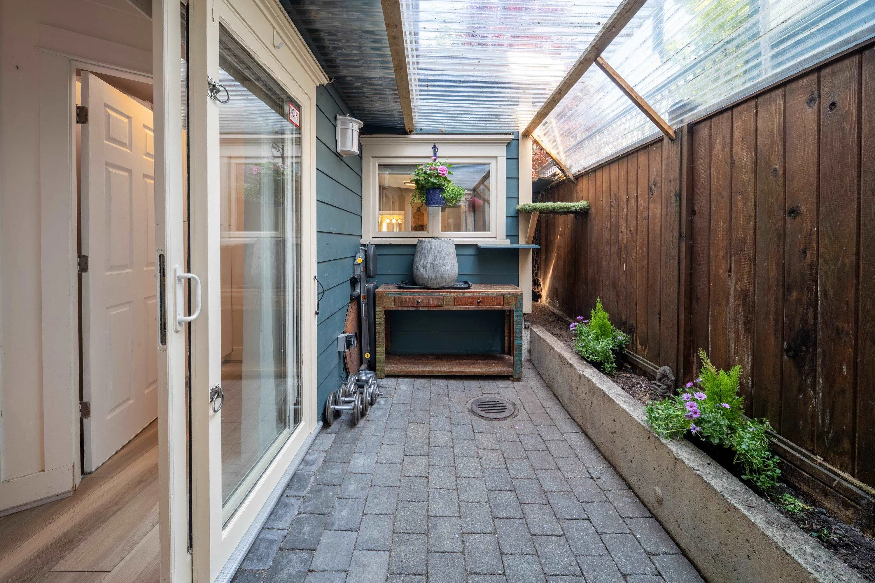 2 709 Keefer Street