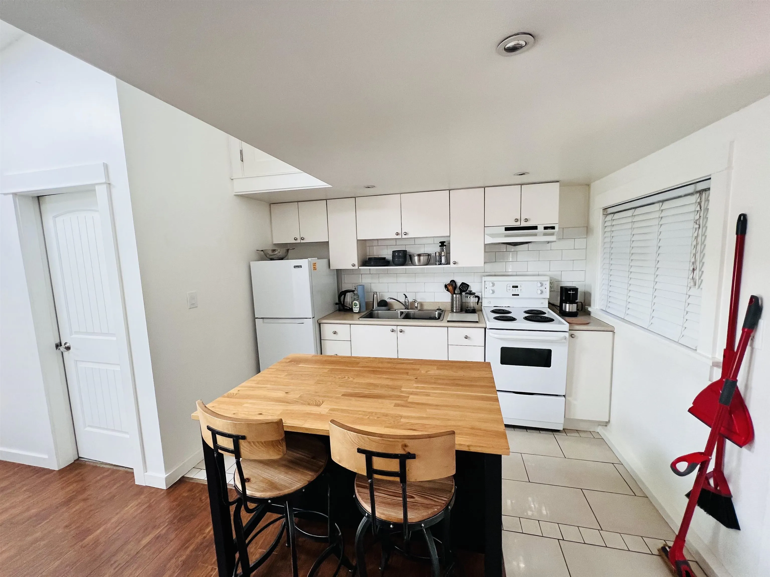 2 709 Keefer Street