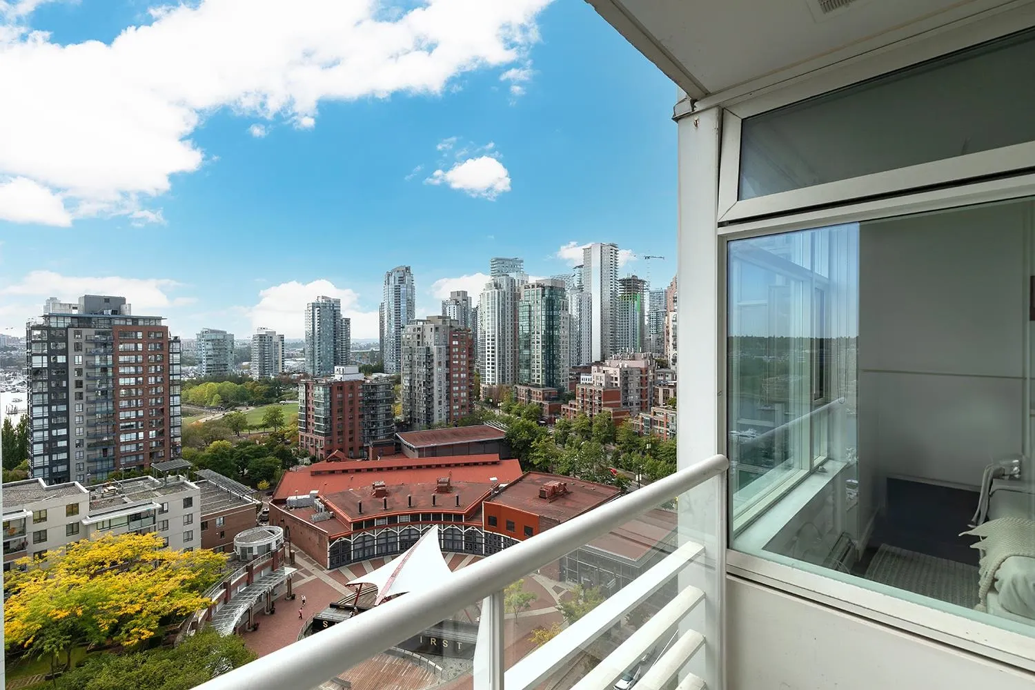 1907 1199 Marinaside Crescent