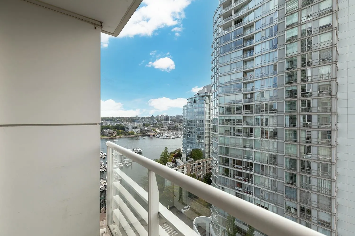 1907 1199 Marinaside Crescent