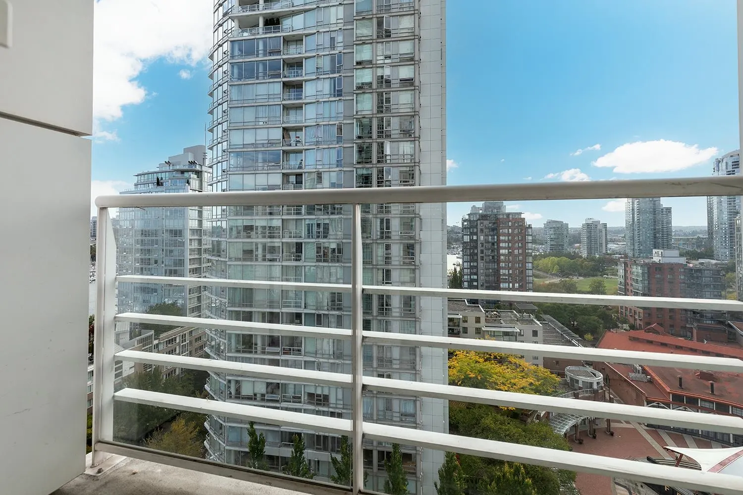 1907 1199 Marinaside Crescent