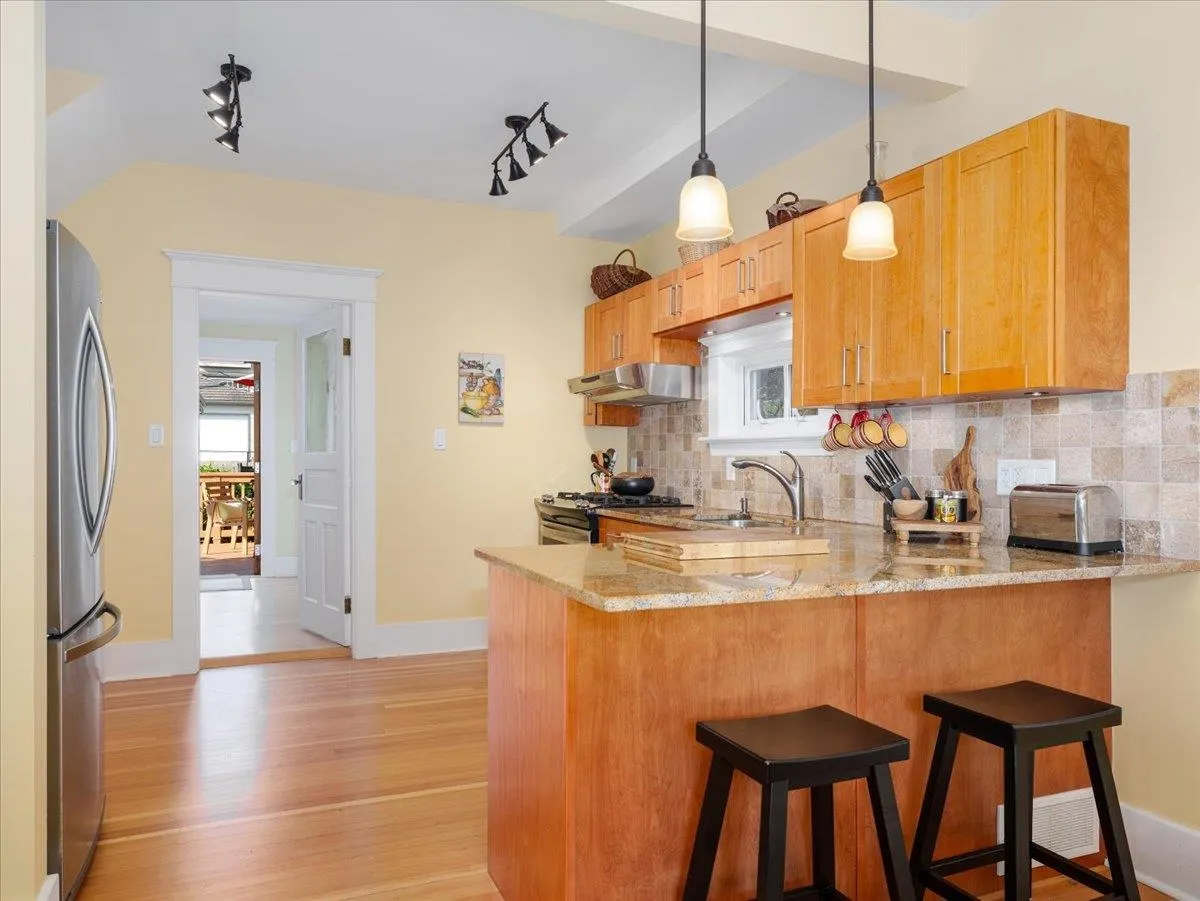 848 E 6th Street
