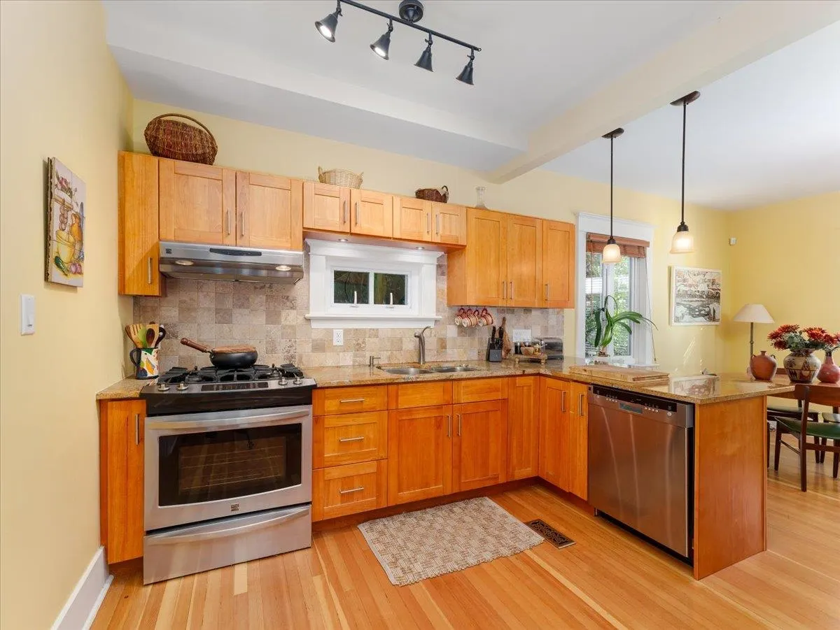 848 E 6th Street