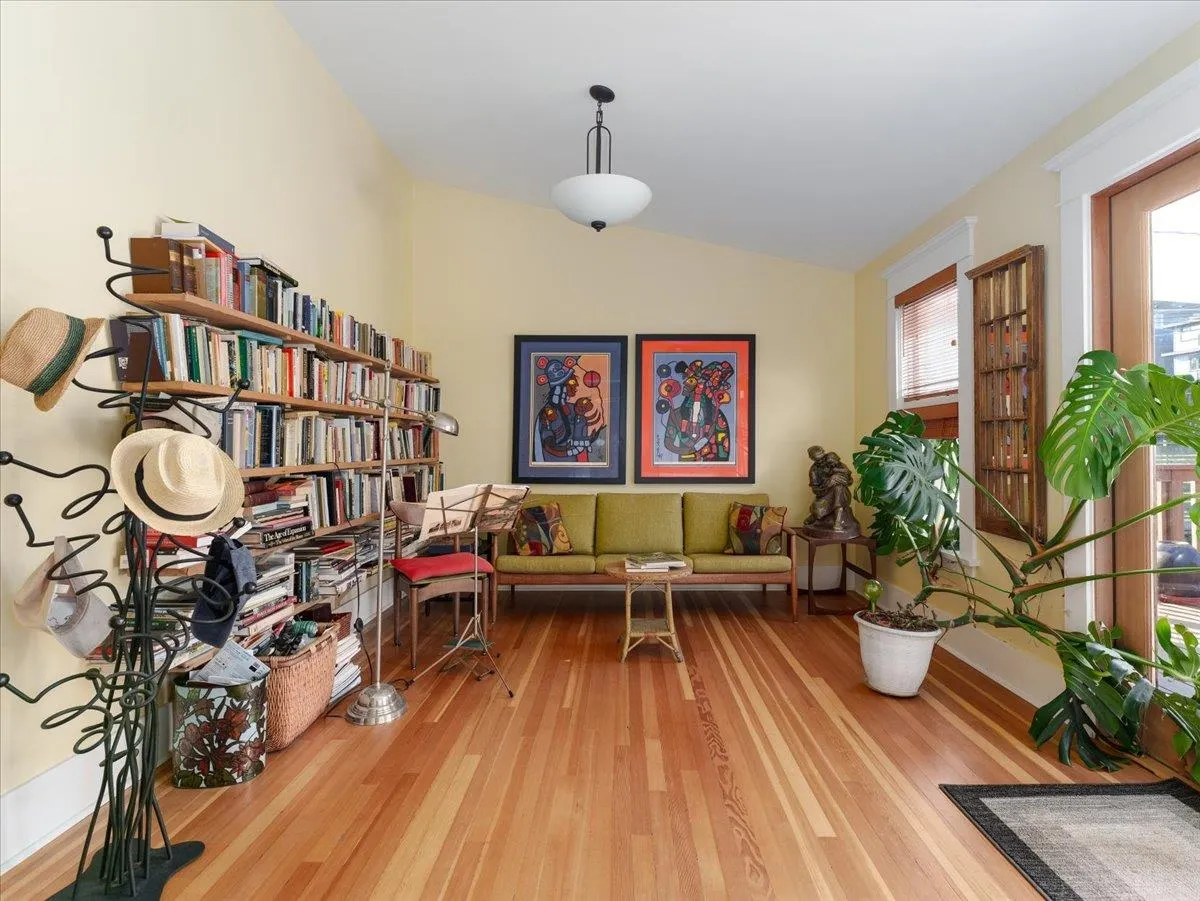 848 E 6th Street
