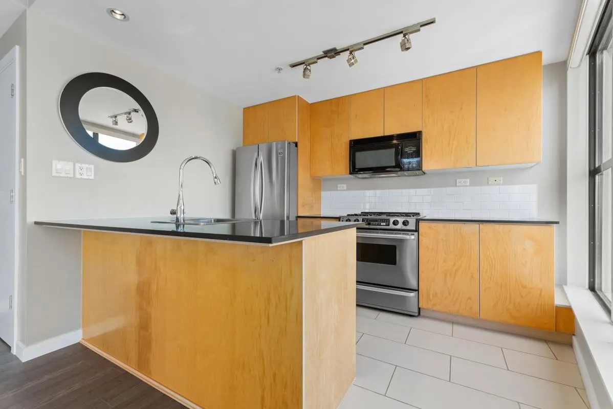 2501 989 Beatty Street