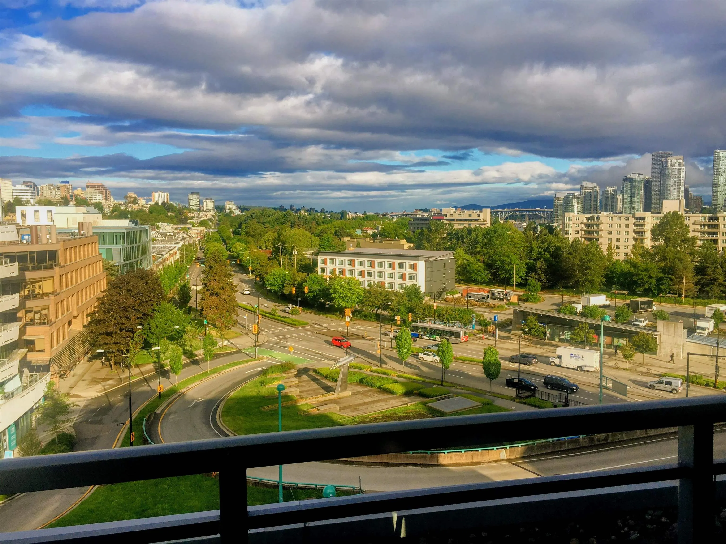 304 495 W 6th Avenue