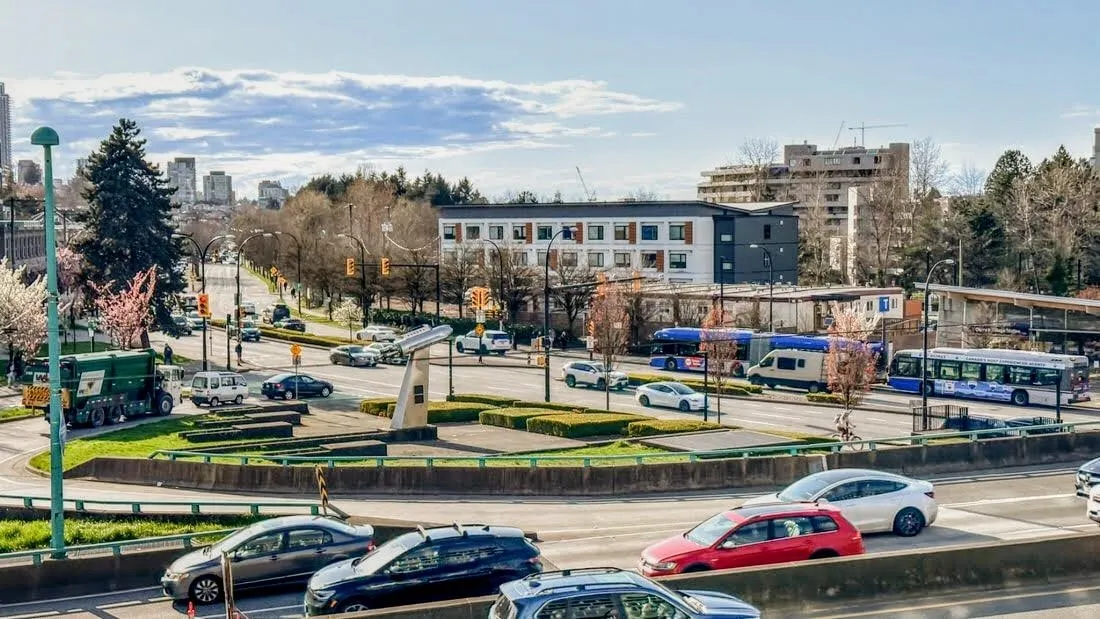 304 495 W 6th Avenue