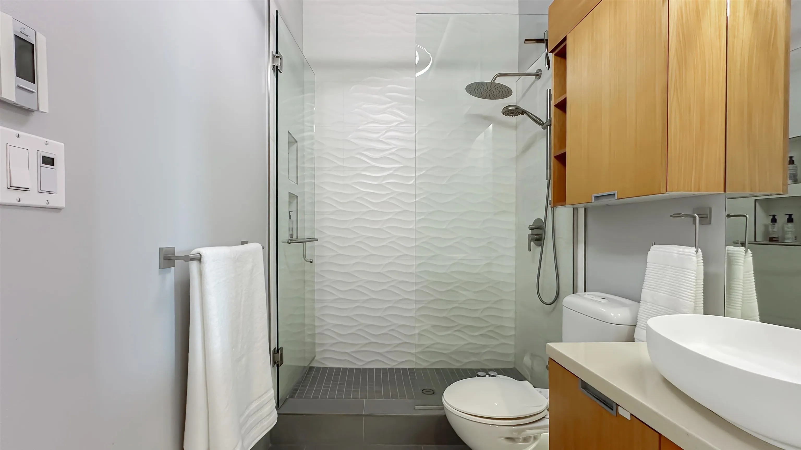 304 495 W 6th Avenue