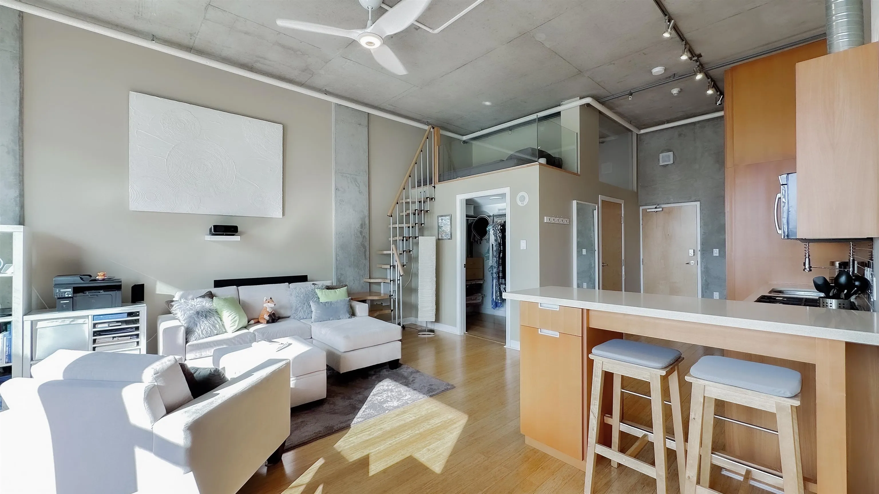 304 495 W 6th Avenue