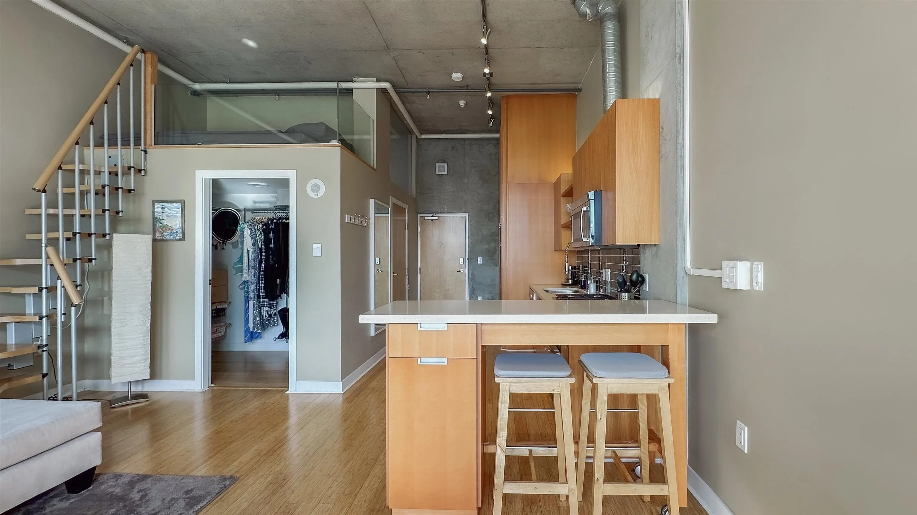 304 495 W 6th Avenue